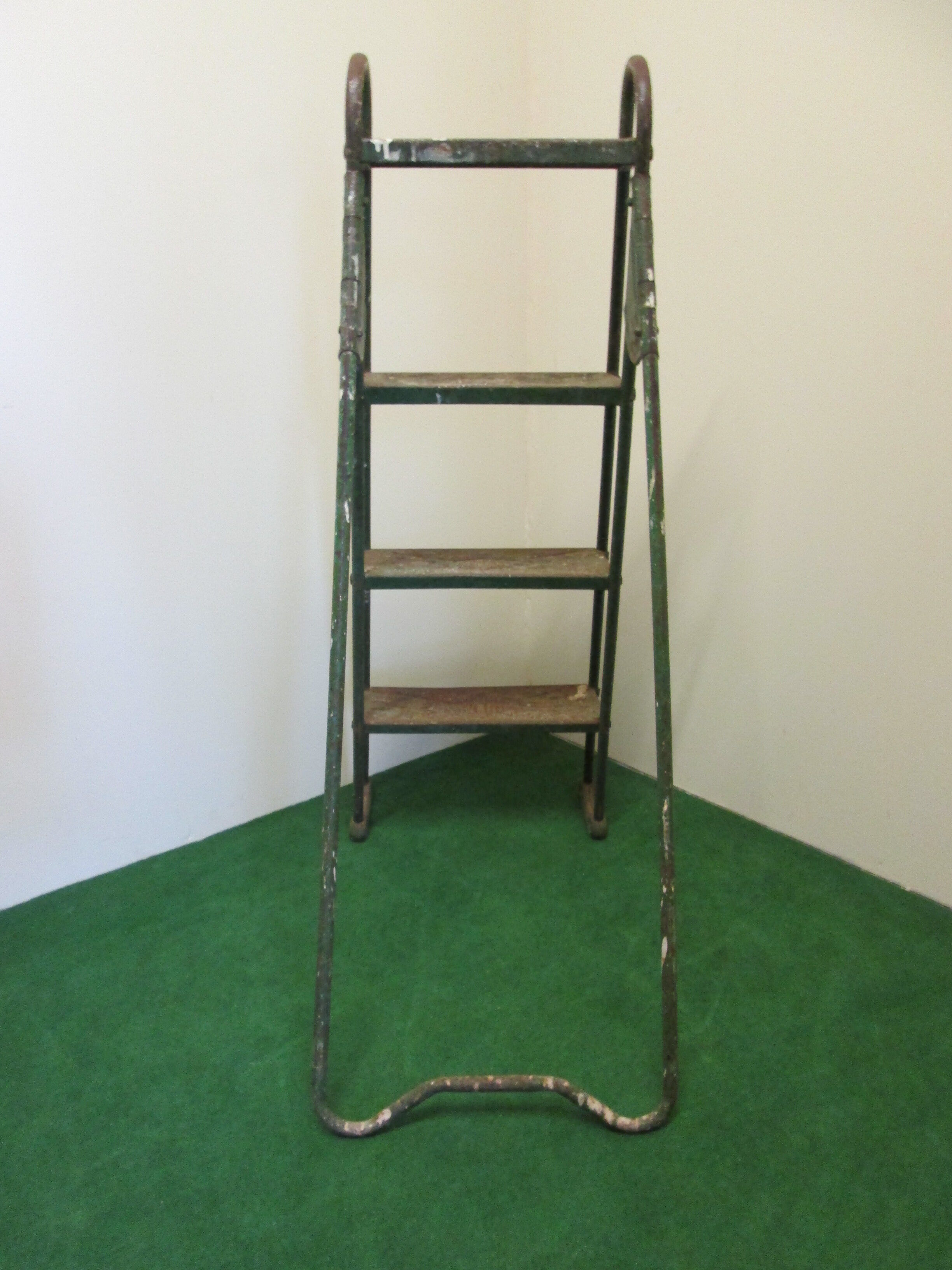 Industrial stepladder