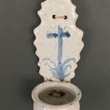 Font in earthenware eighteenth speckled decoration representing a cross