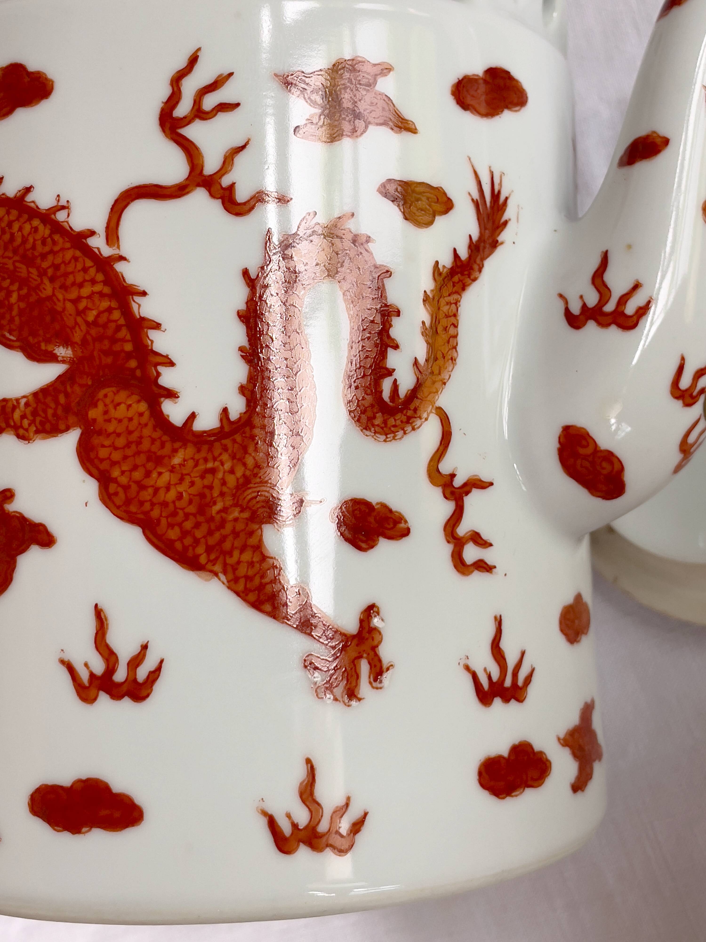 Teapot decorated with 2 dragons Republic 1912-1949 China