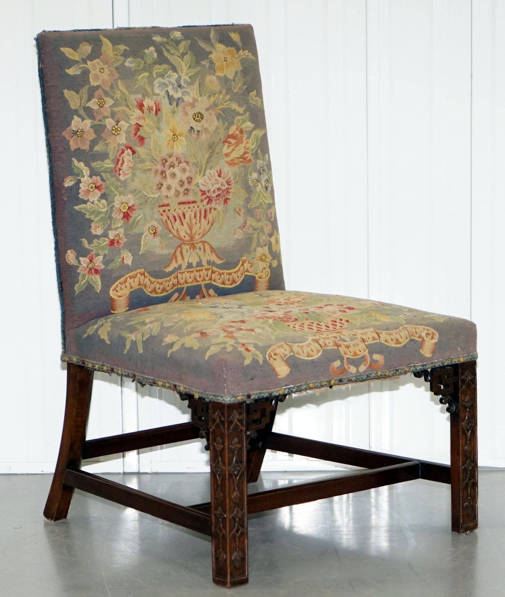 Paire de chaises Thomas Chippendale époque 1760 brodées sculptées