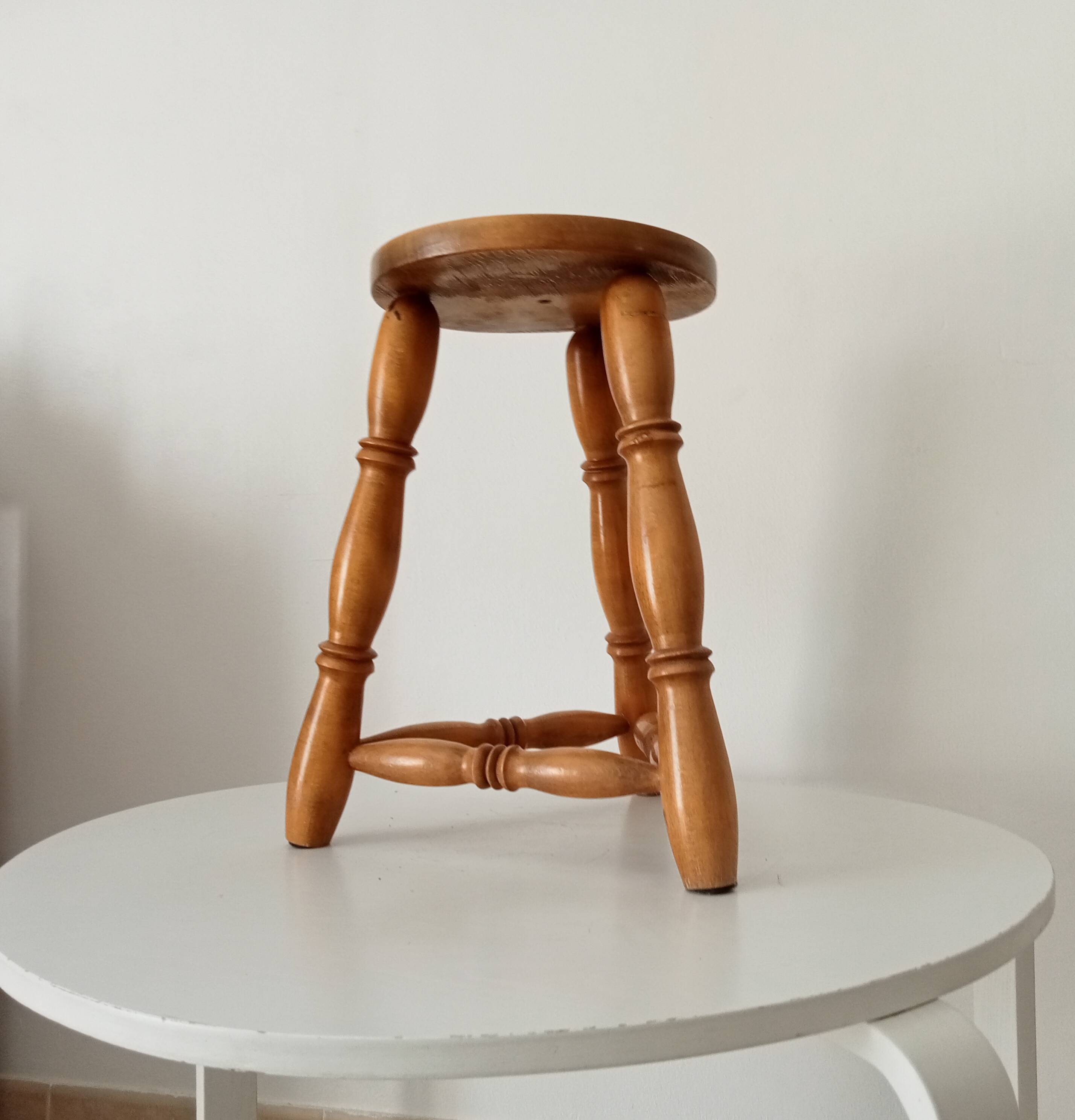 Vintage tripod stool in beech wood.