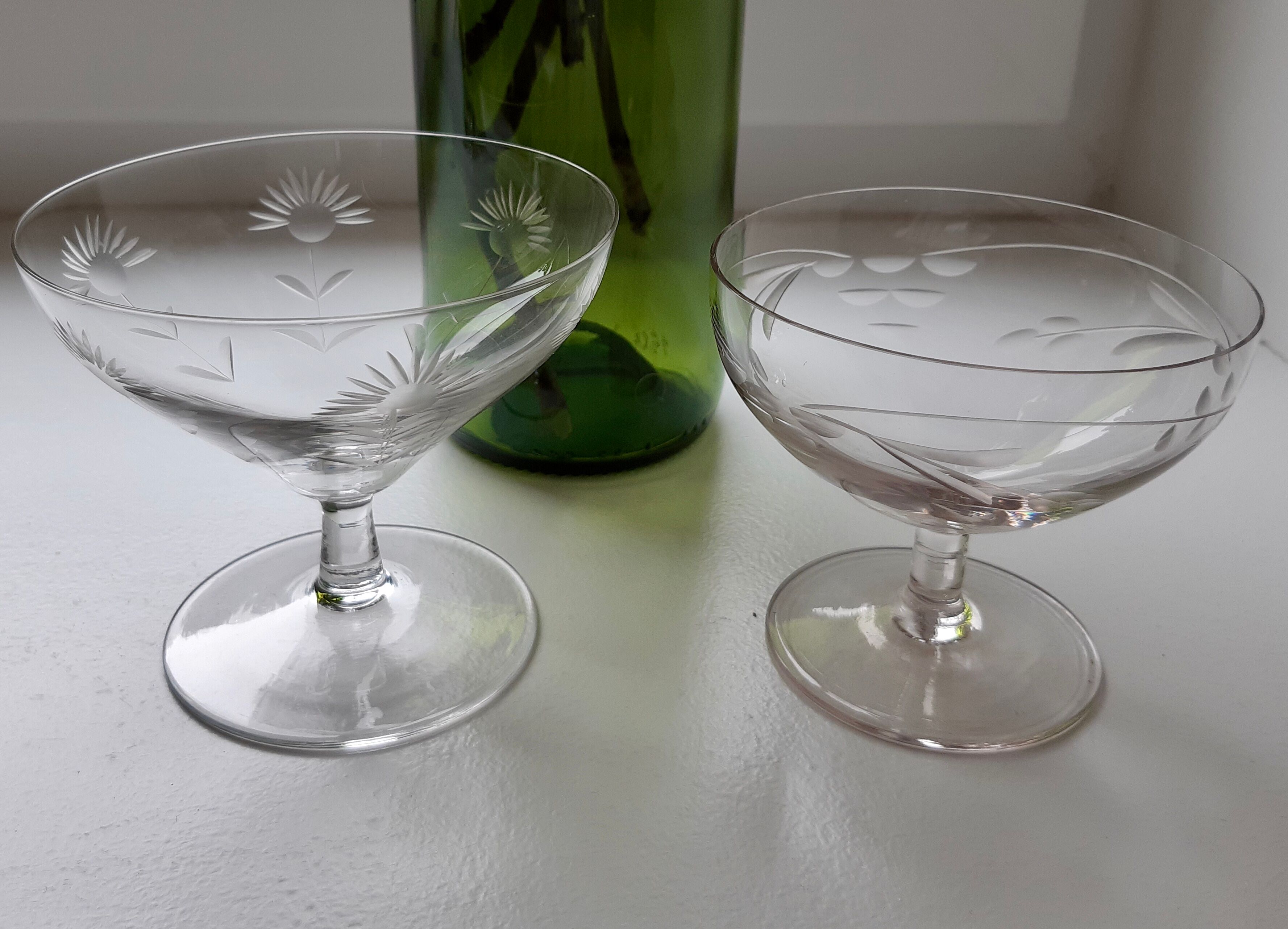Lot of 6 crystal champagne glasses engraved 30s