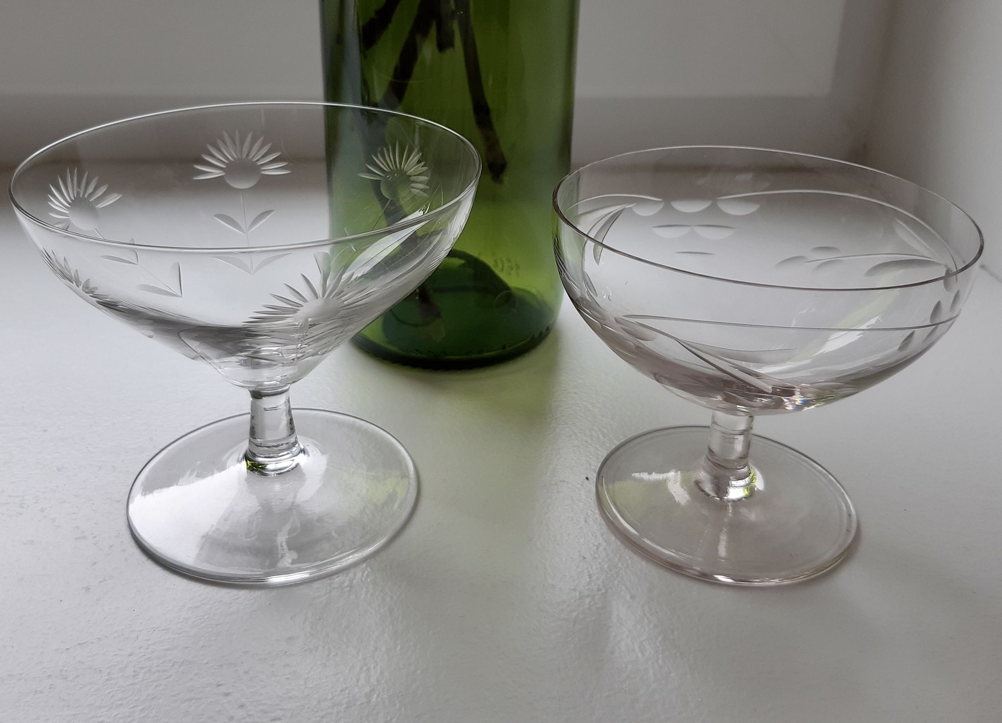 Lot of 6 crystal champagne glasses engraved 30s