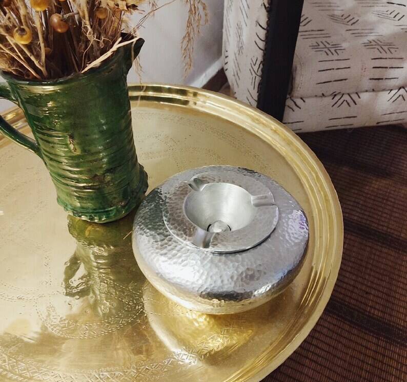 Hammered aluminum ashtray with lid for cigars and cigarettes