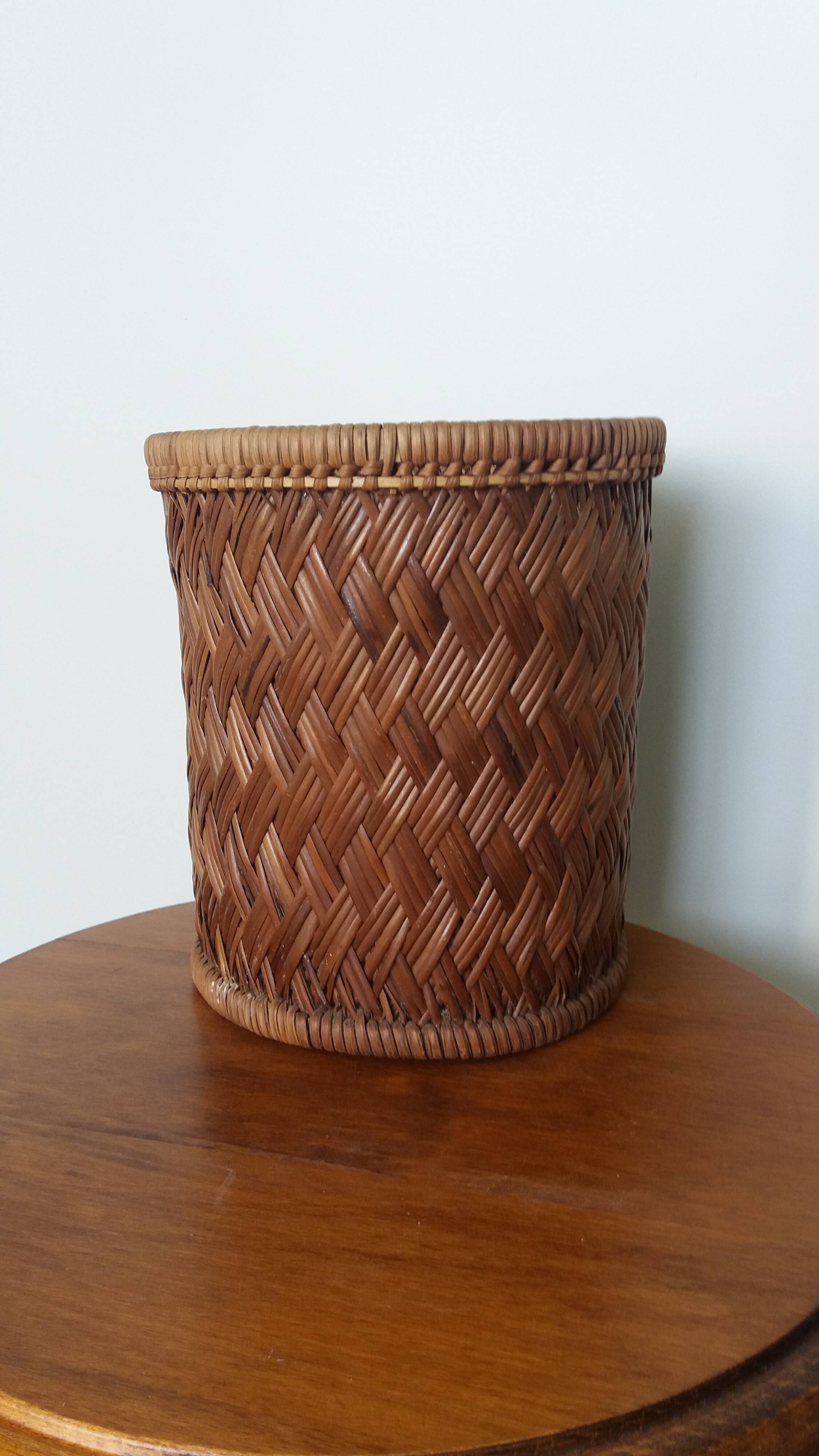 Panier cylindrique haut en osier, cache-pot ou corbeille à papier