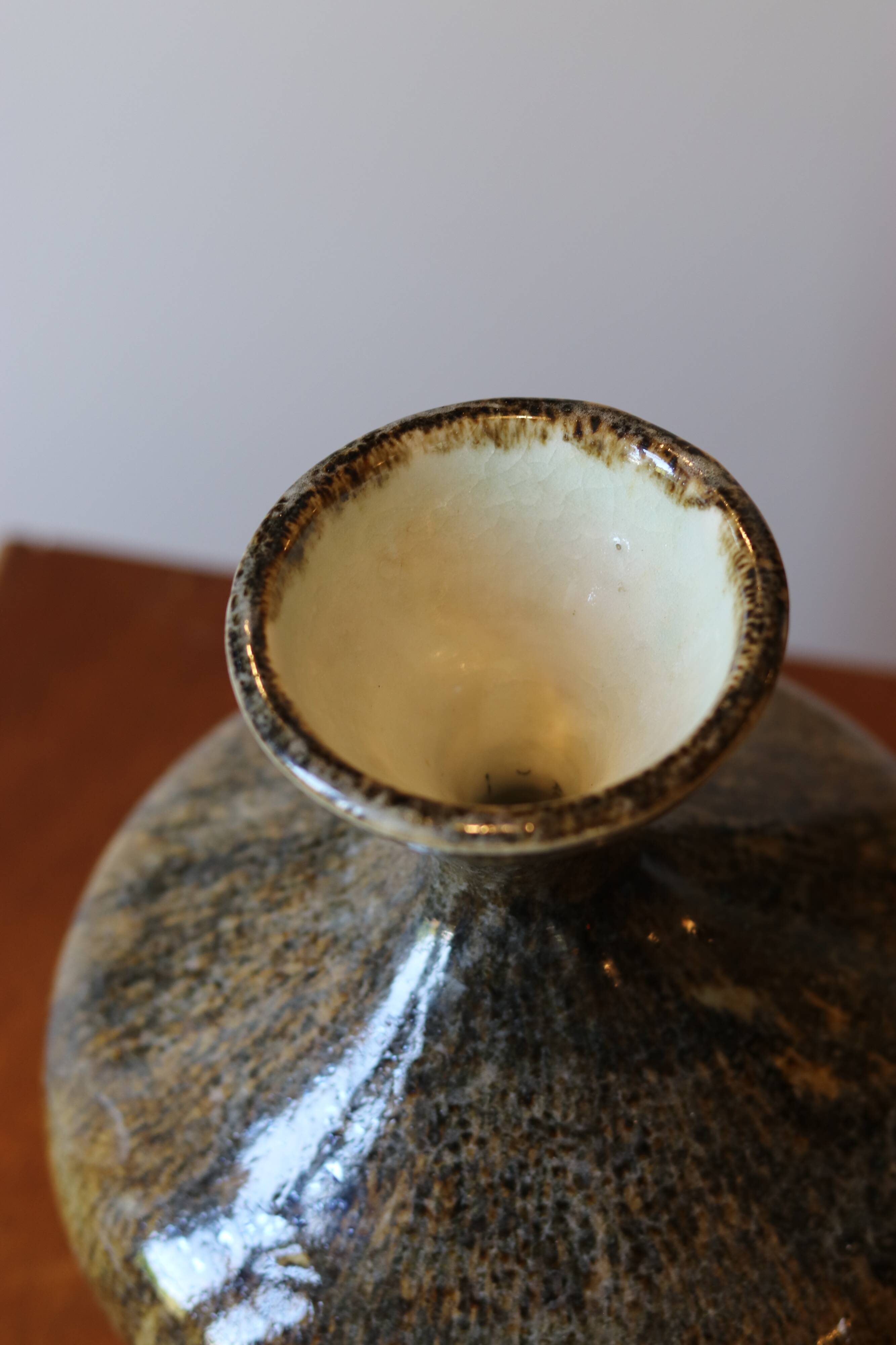 Vase en grès émaillé signé par le céramiste français Yves Rybczynski,