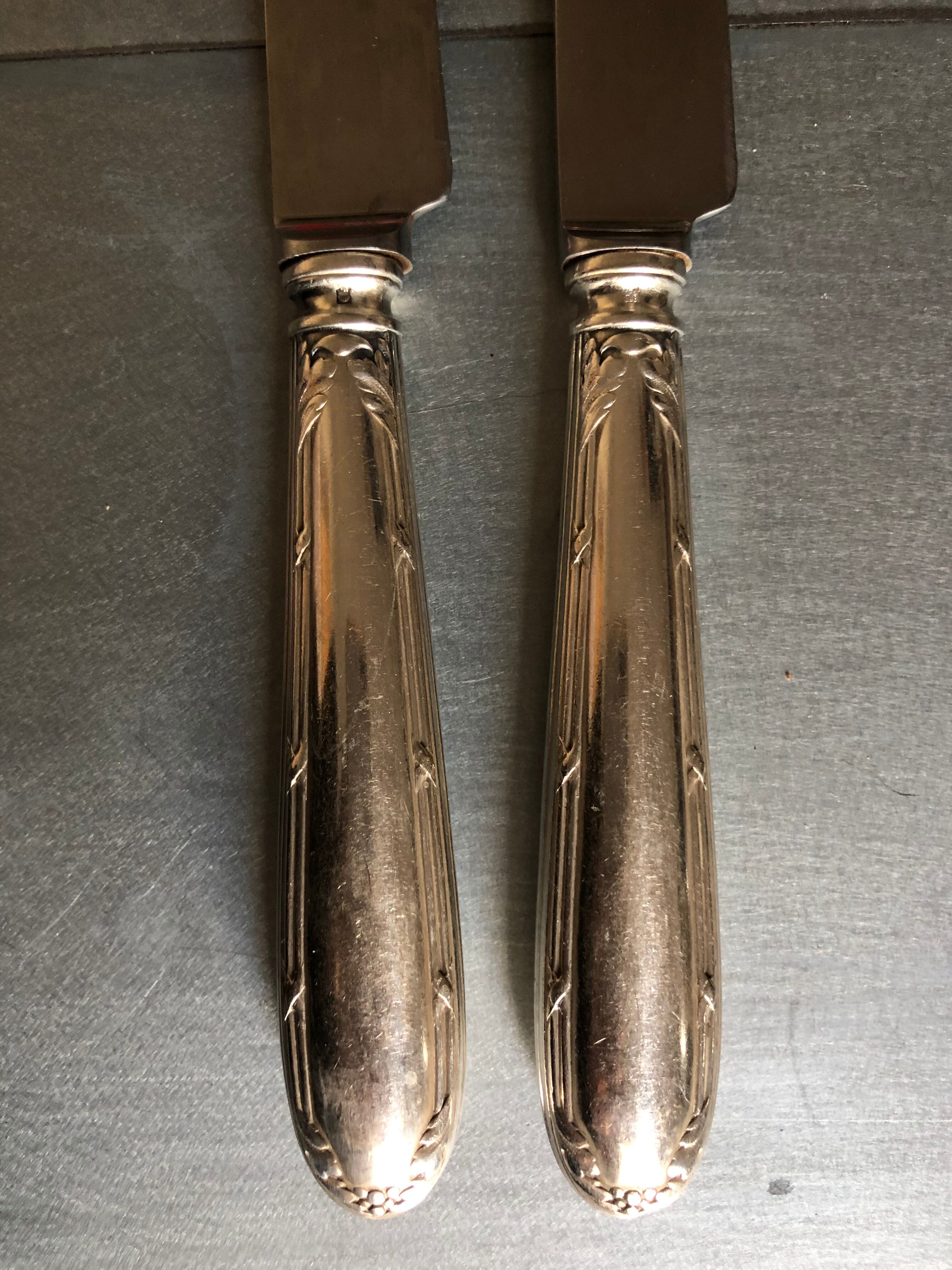 Lot of silver metal knives