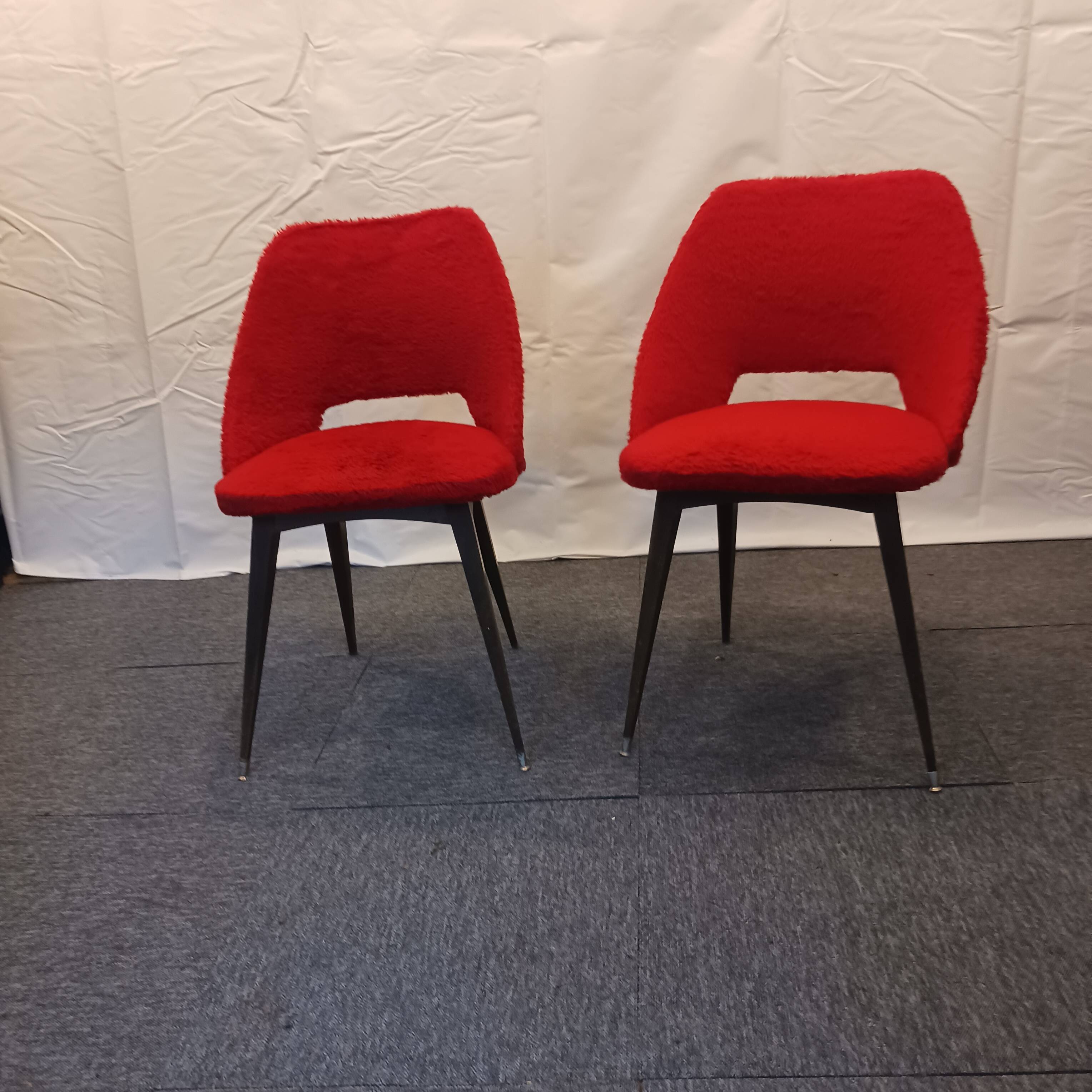 paire de chaises tonneau attribué a pierre Gariche