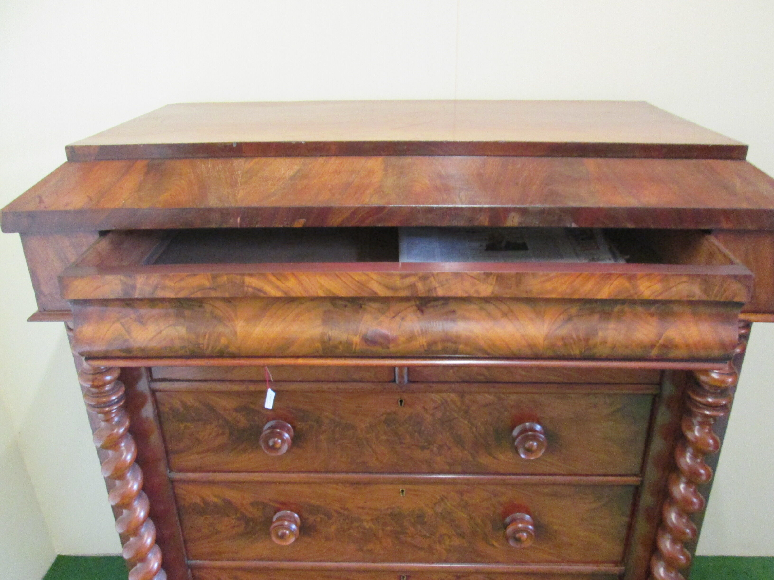 Scottish mahogany chest of drawers from 1880