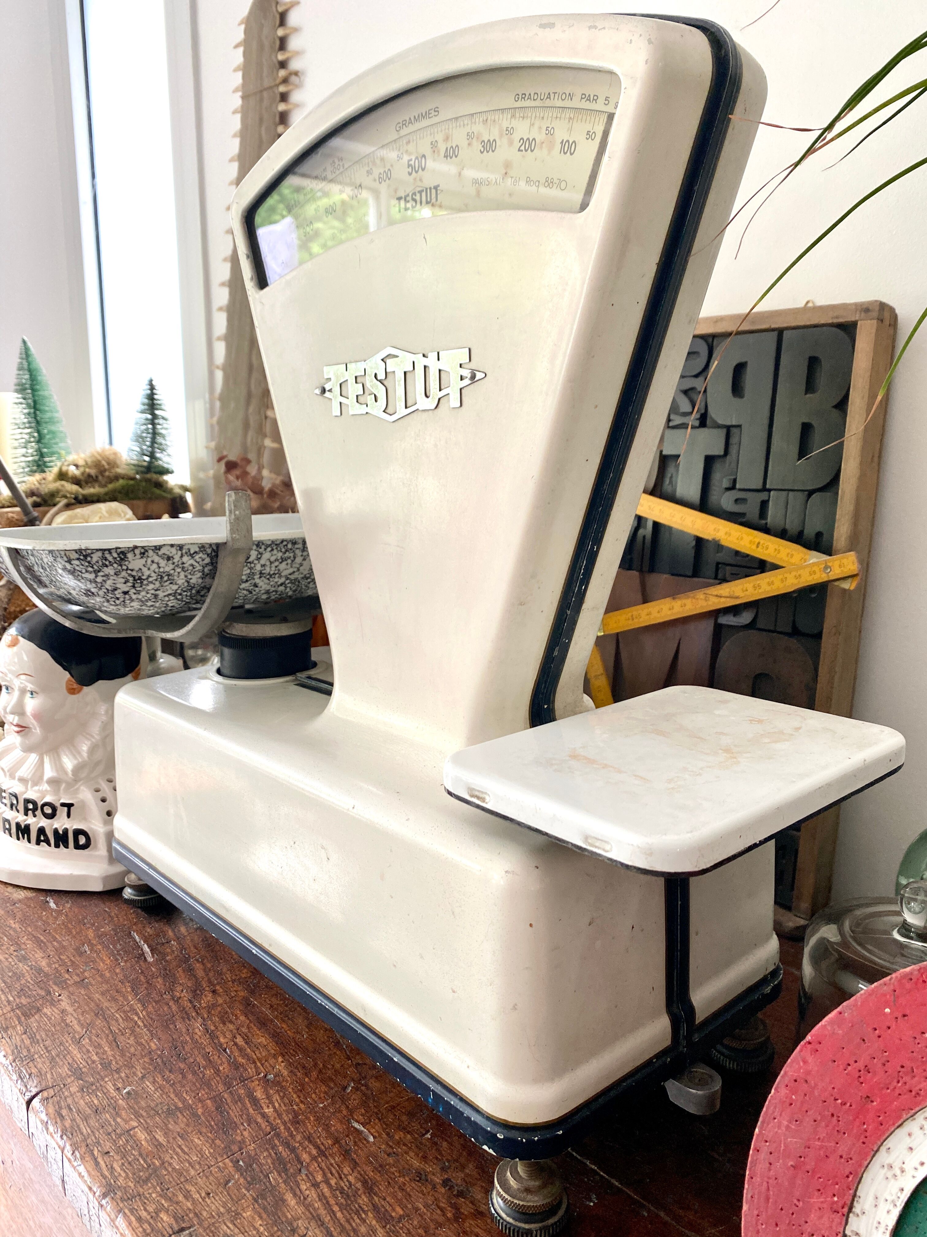 Old vintage Testut grocery scale
