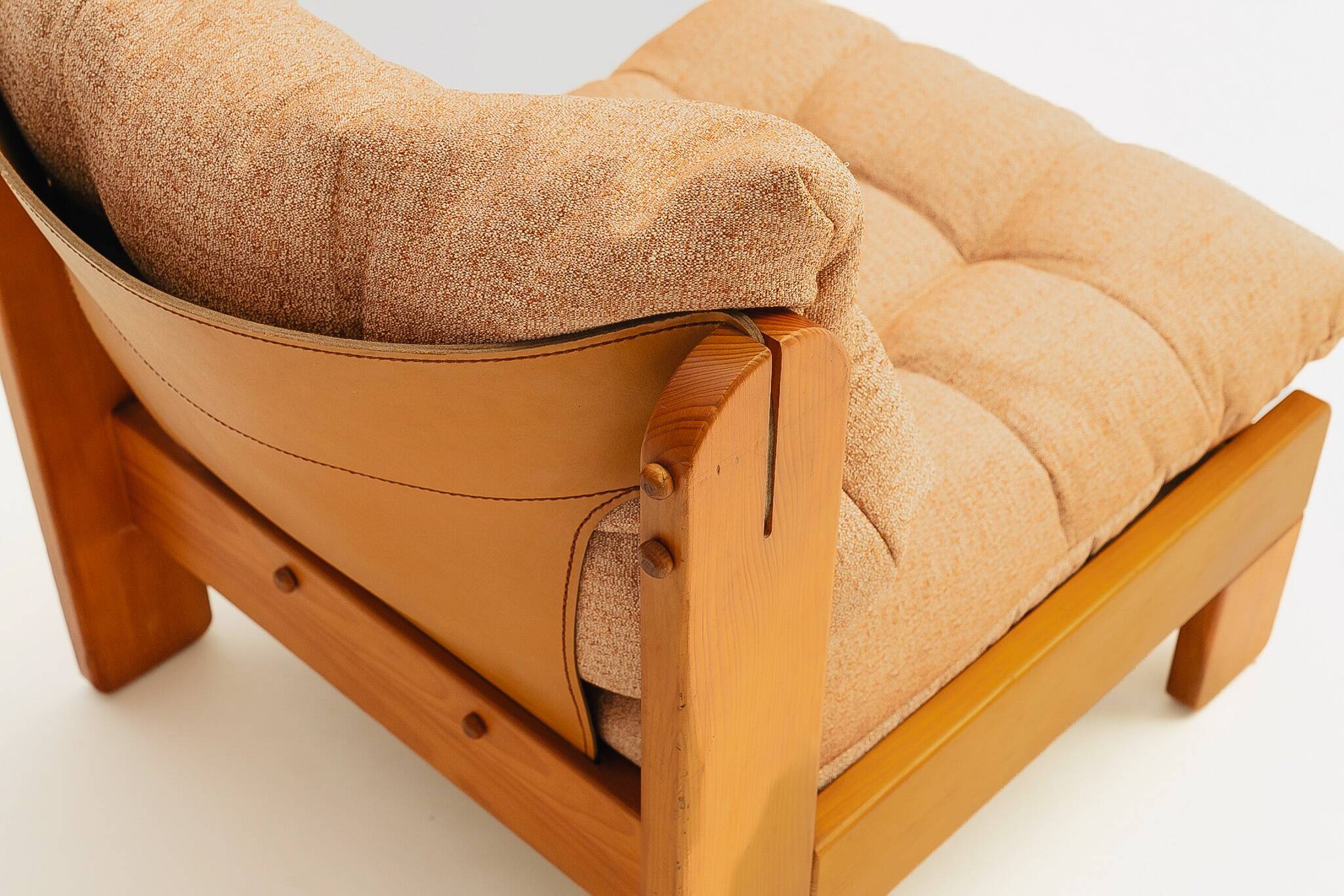 Low armchair in pine wood with bronze fabric