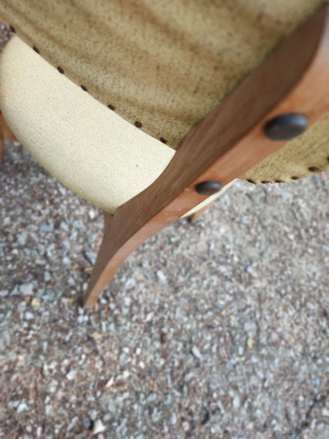 Set of 4 vintage chairs in wood and imitation blue leather dating from the 50s. Wooden structure. Seat and backrest in imitation leather 2 mint green and 2 yellow. Seating dimension: 46 cm. Good state of conservation, some traces of wear.