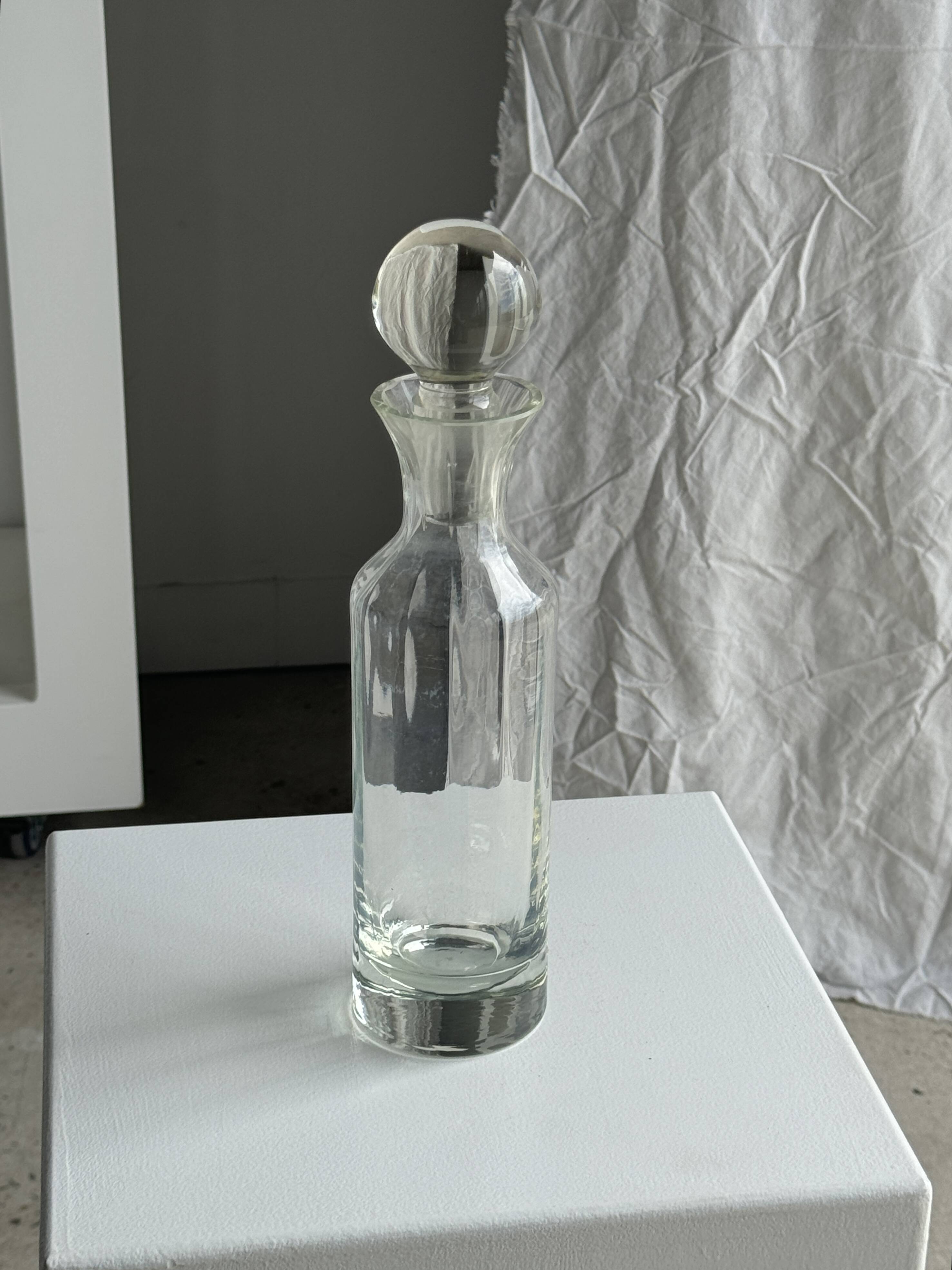 Small ribbed glass carafe, large round cap