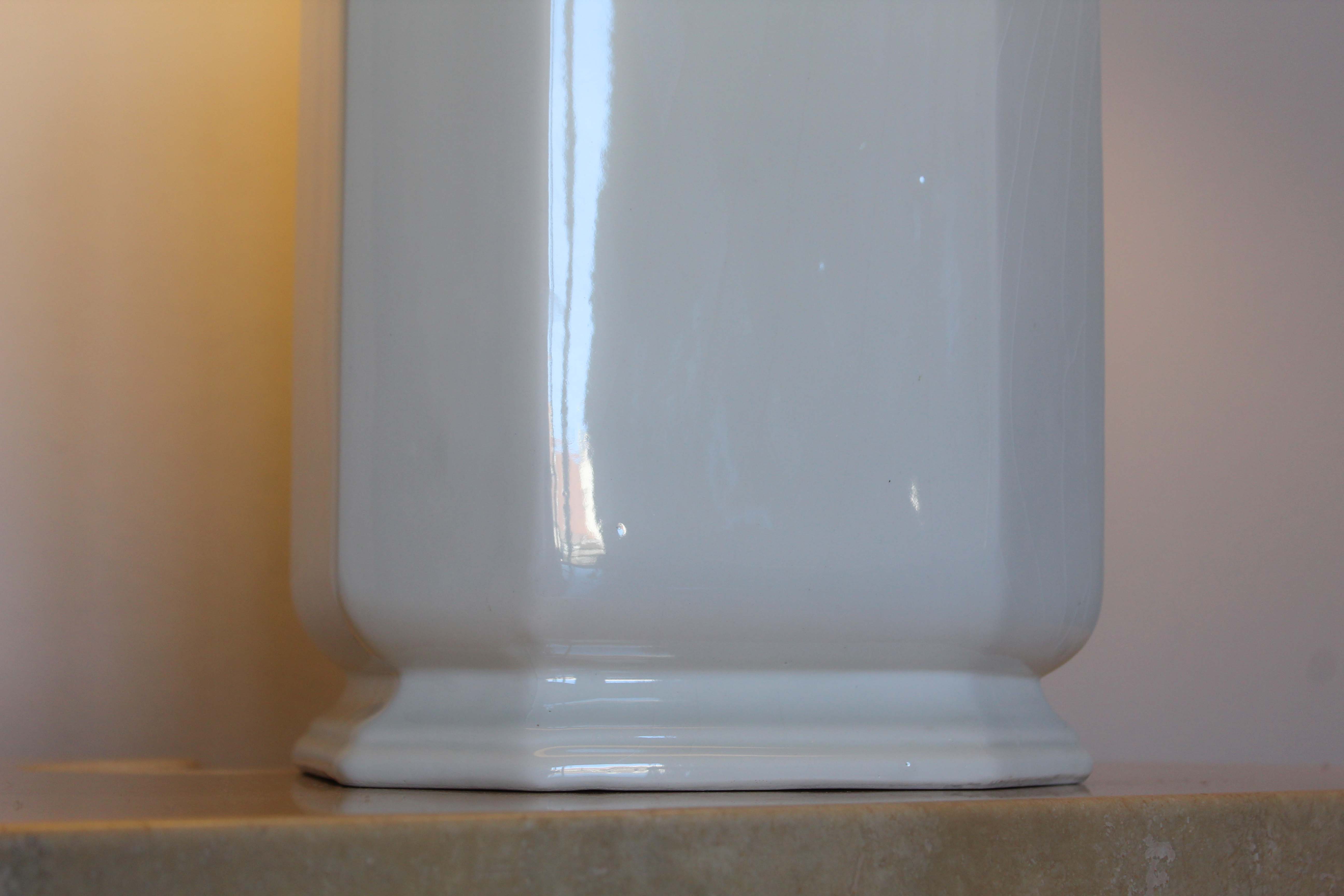 White lacquered ceramic table lamp, Italy 1970s