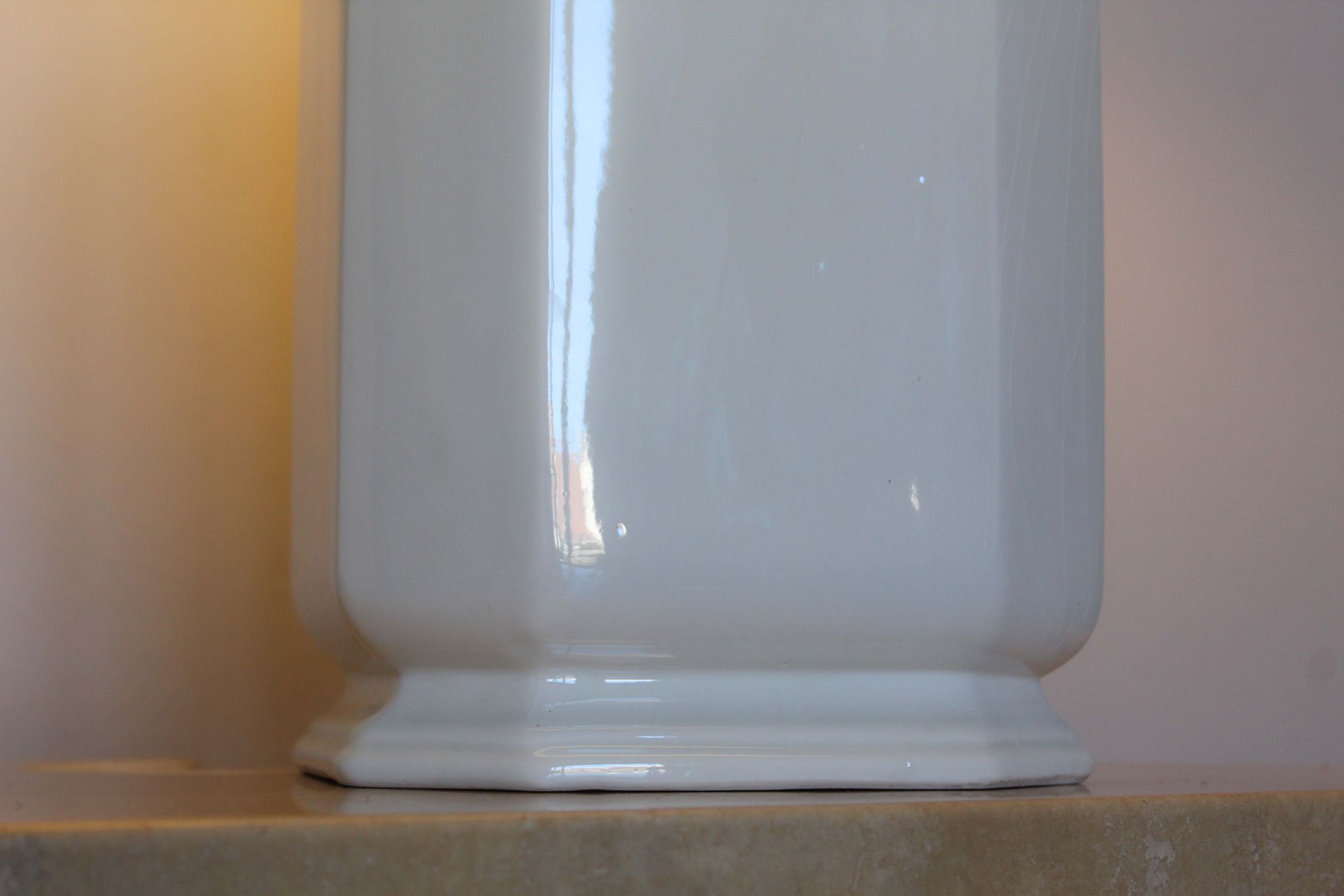 Lampe de table en céramique laquée blanche, Italie 1970s