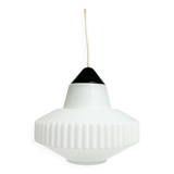 Cette lampe décorative en verre opale est une création de Louis Kalff pour Philips.