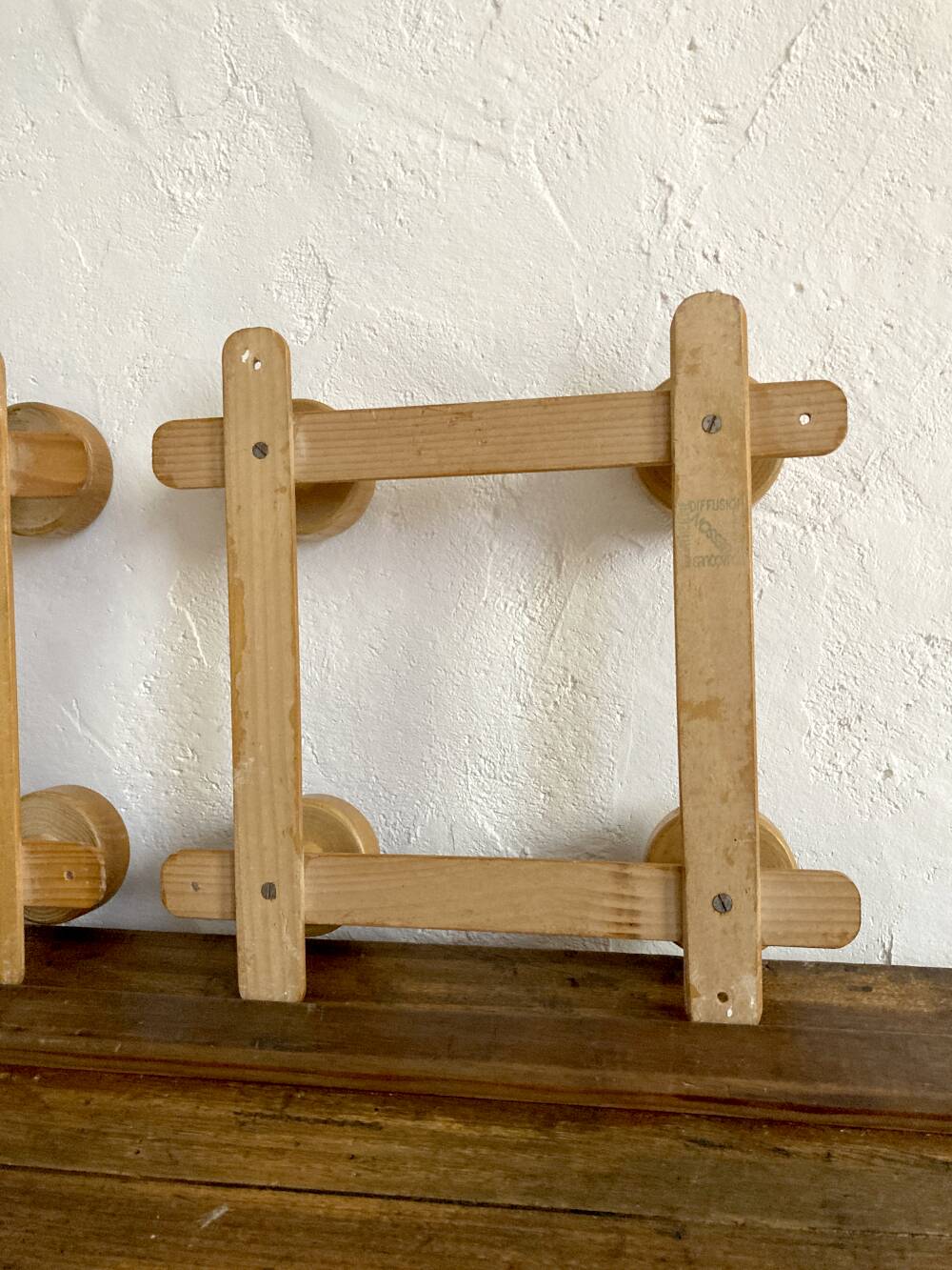 Paire de porte-manteaux accordéon en bois
