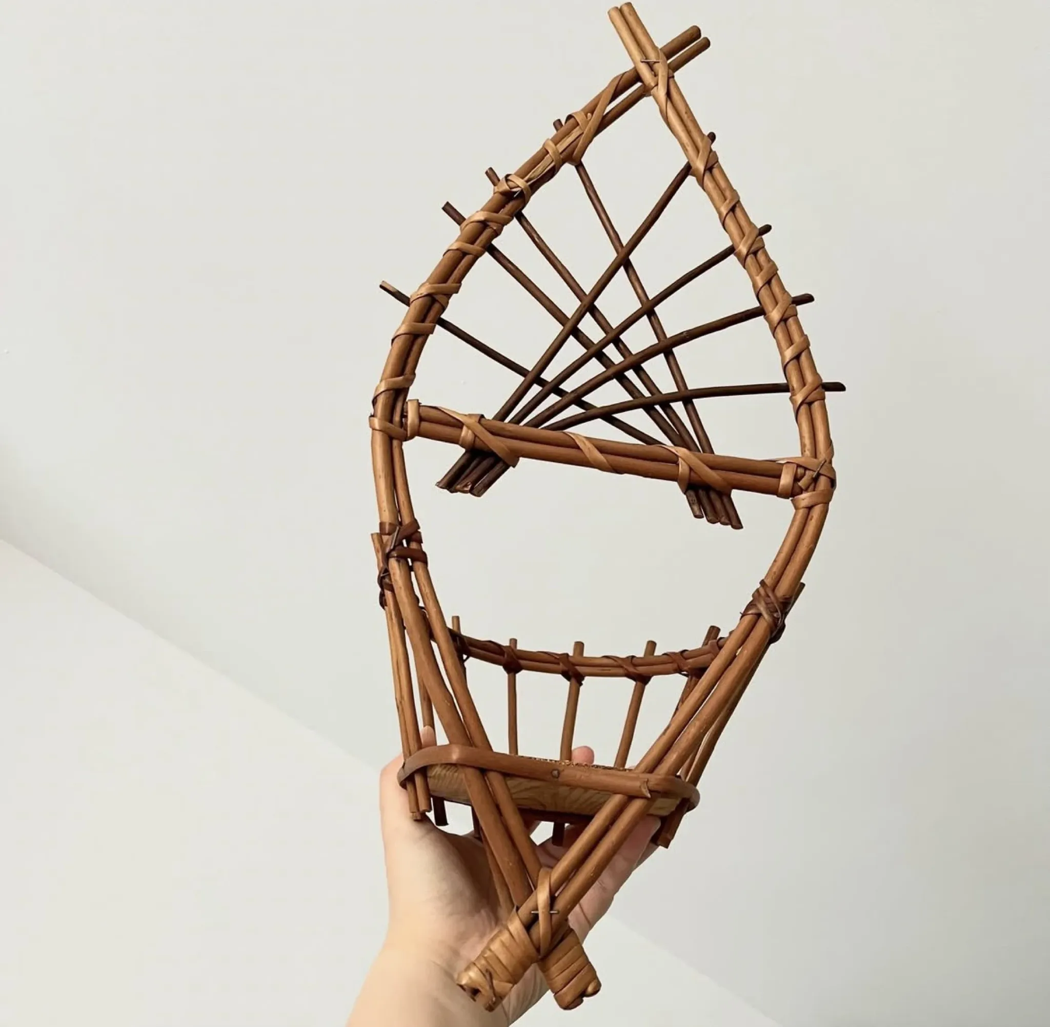 Wall-mounted plant holder in rattan