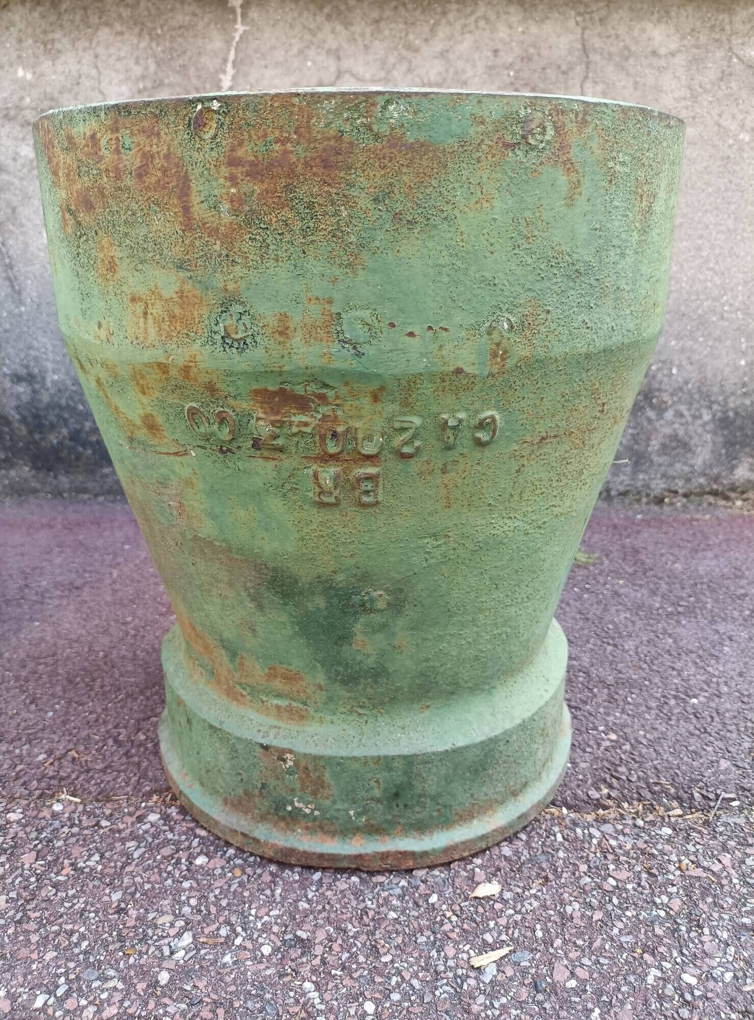 Pair of iron cast iron pots patina green patina.  1960/ 1970