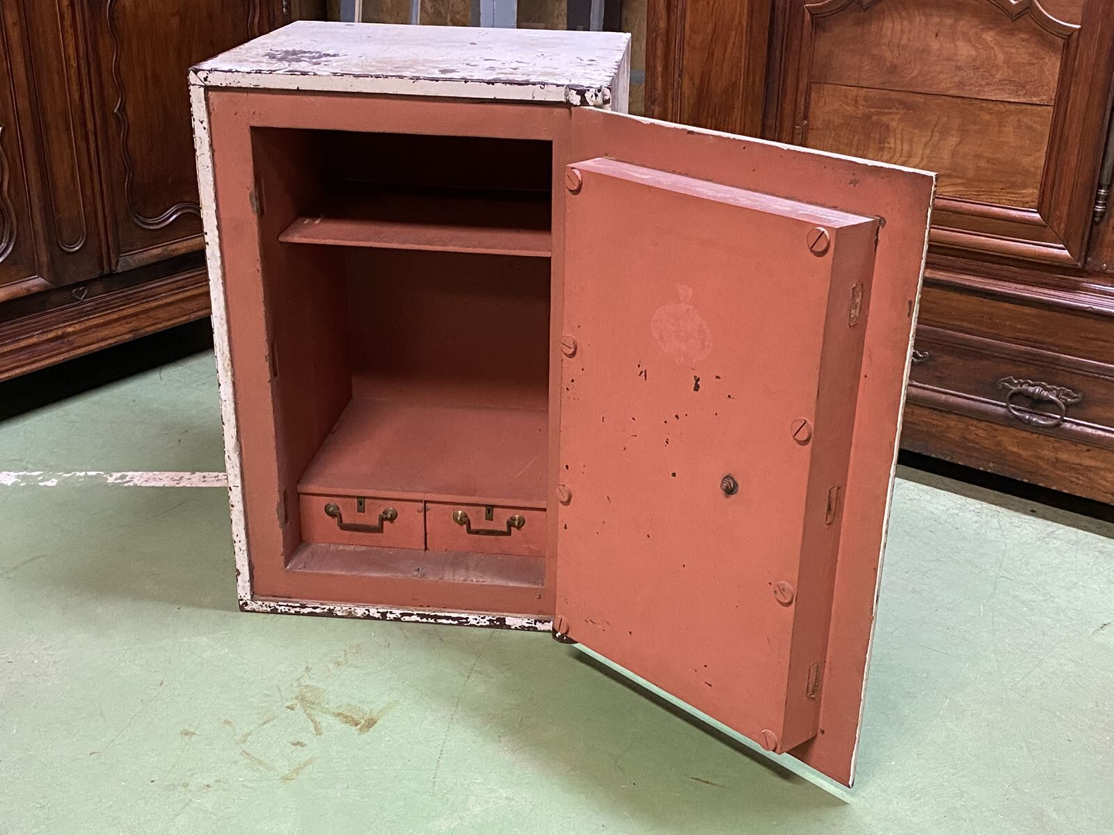 English cast iron safe without its key but open