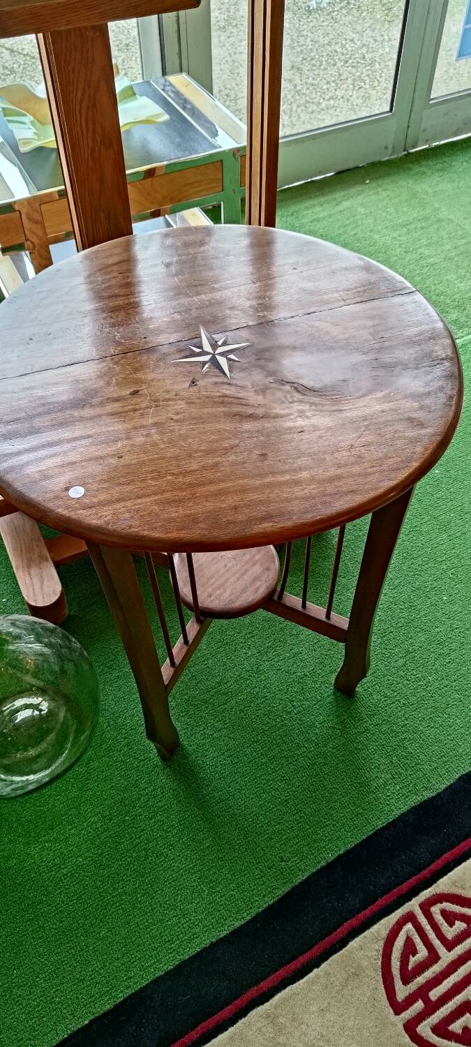 Marine pedestal table