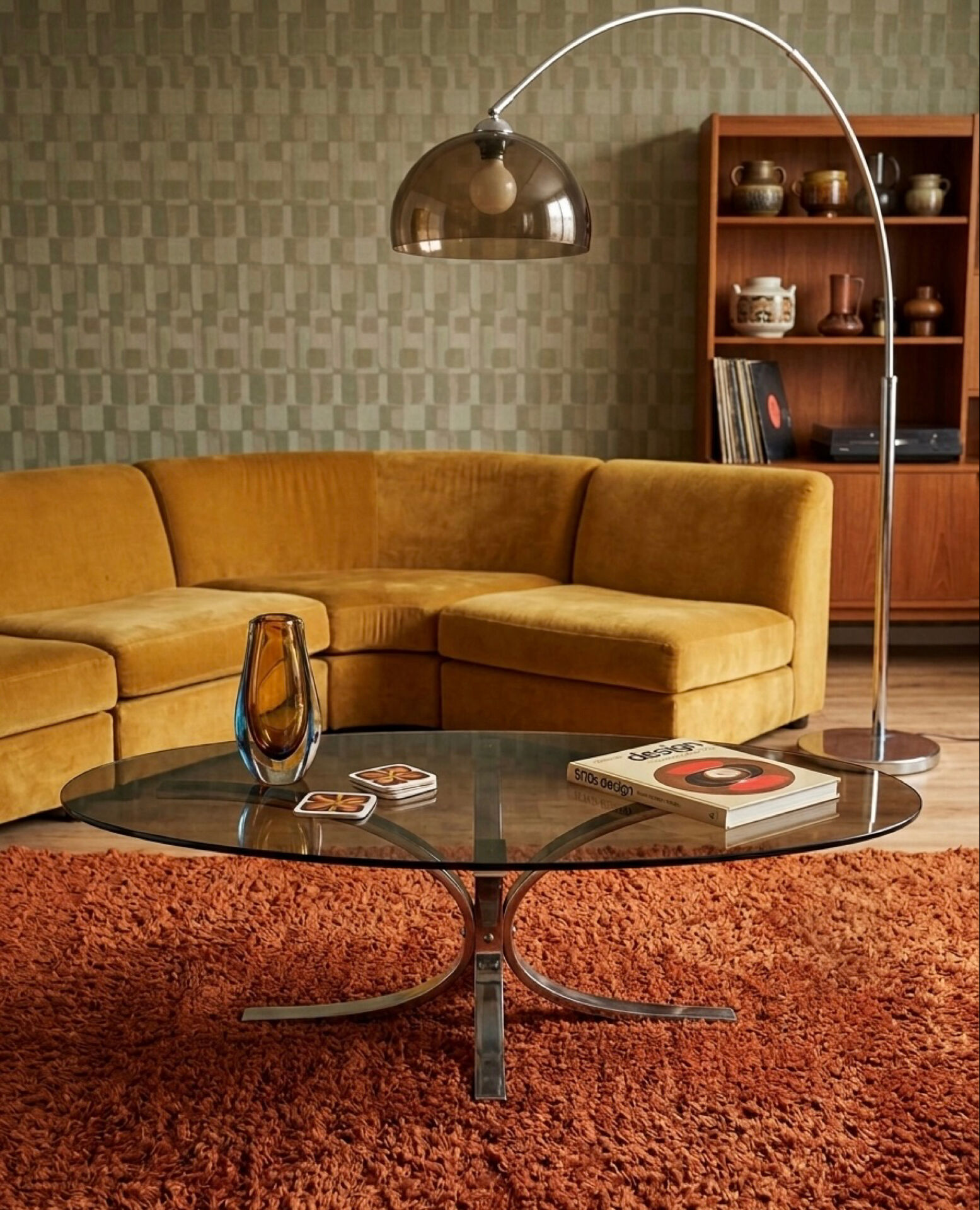 Table basse ovale en verre fumée année 70