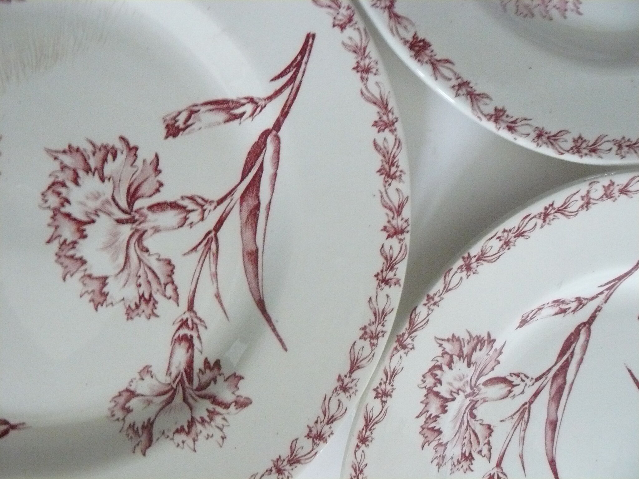 Lot de 3 assiettes plates , modèle "oeillet" de Lunéville, terre de fer