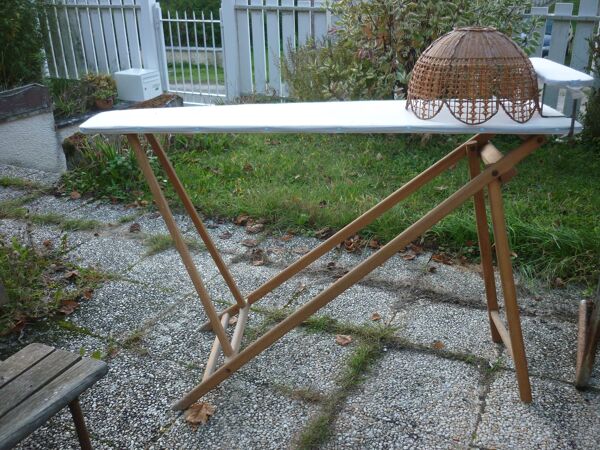 Console pliante en bois, table à repasser avec sa jeannette