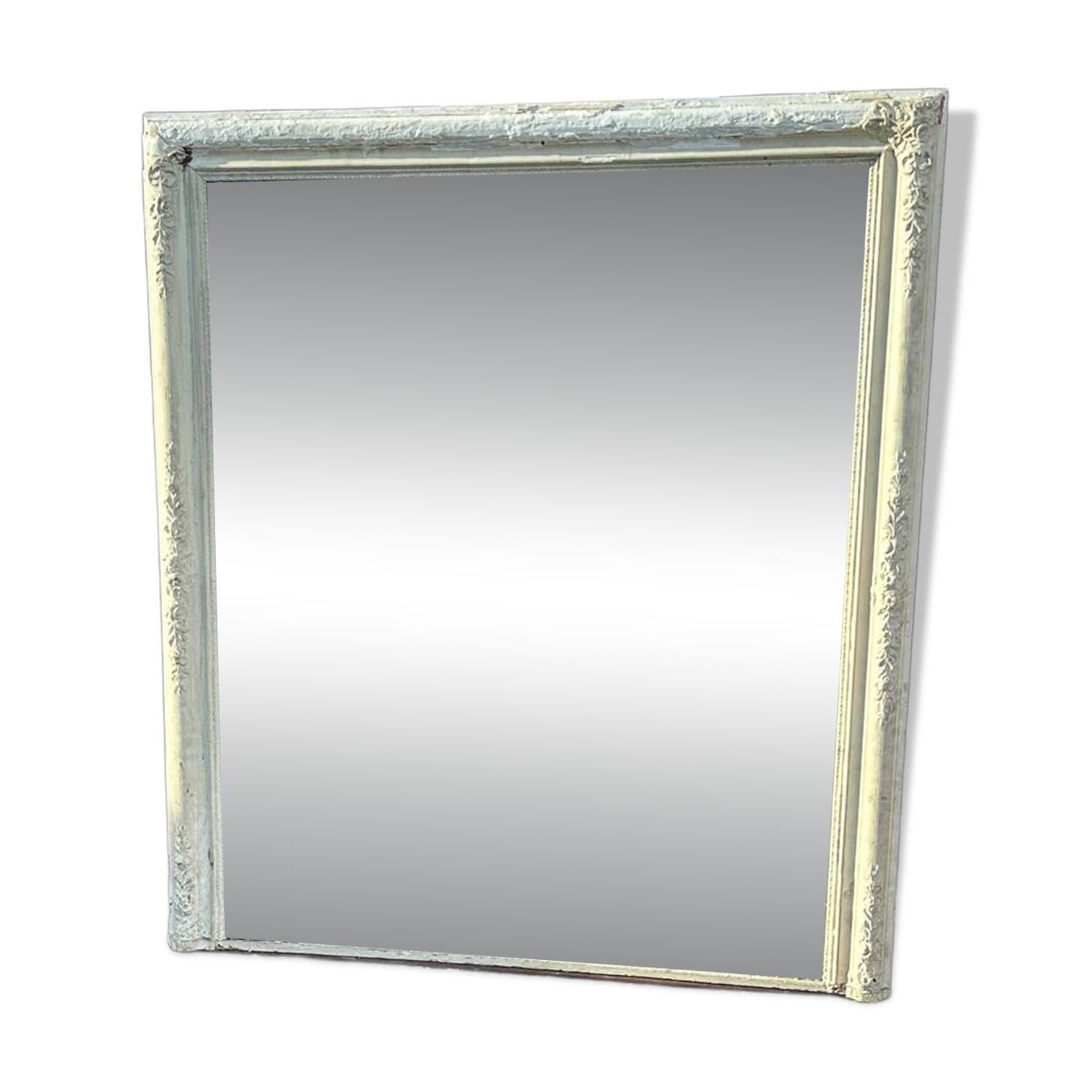Miroir en bois et stuc blanc cassé
