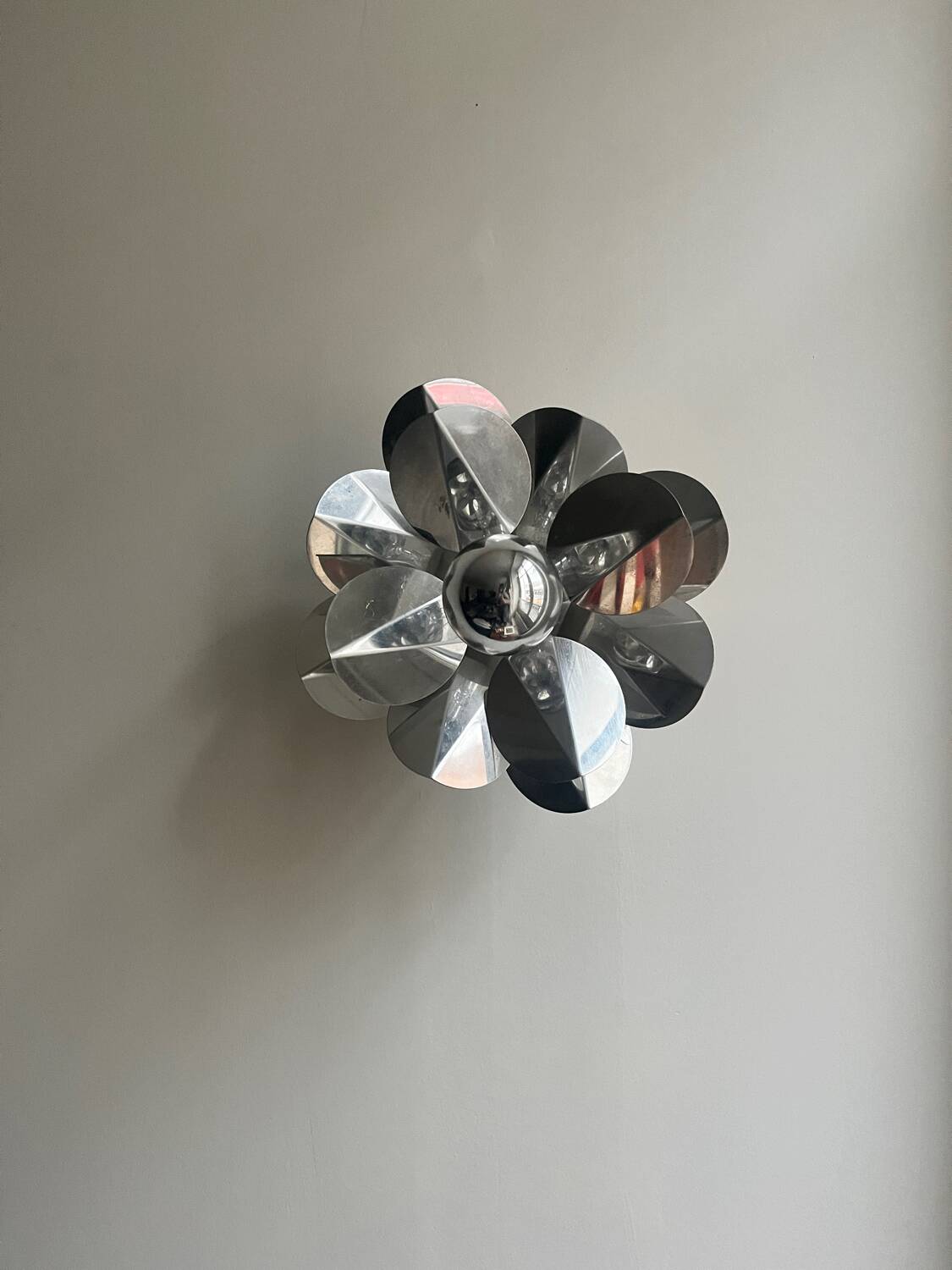 Applique fleur chromée, design 1970