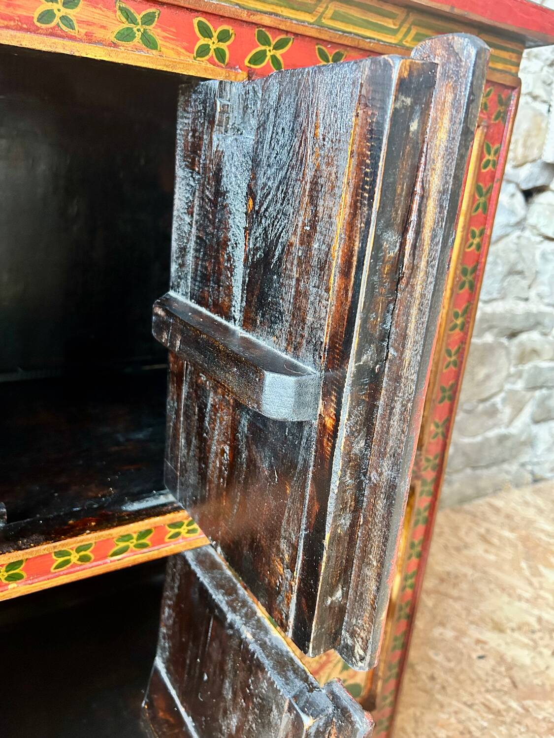 Buffet tibétain ancien peint à la main