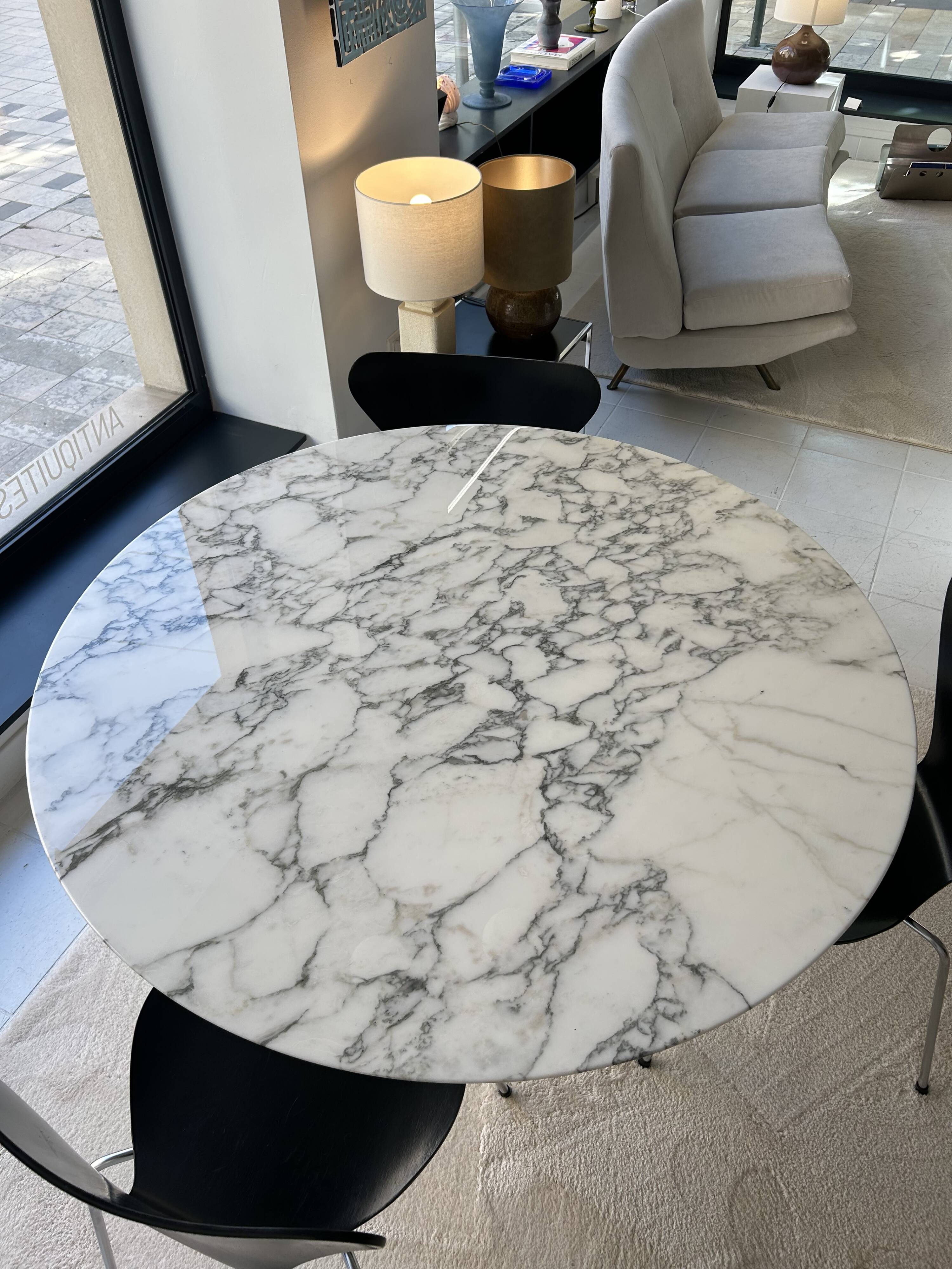 Knoll Tulip Saarinen round table with Arabescato marble