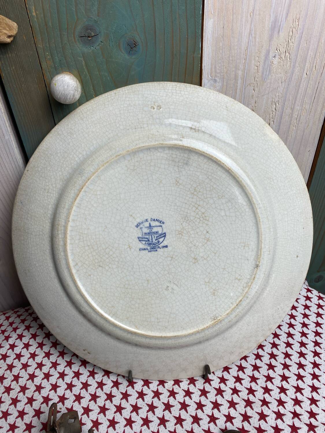 Round ironstone dish from Creil and Montereau