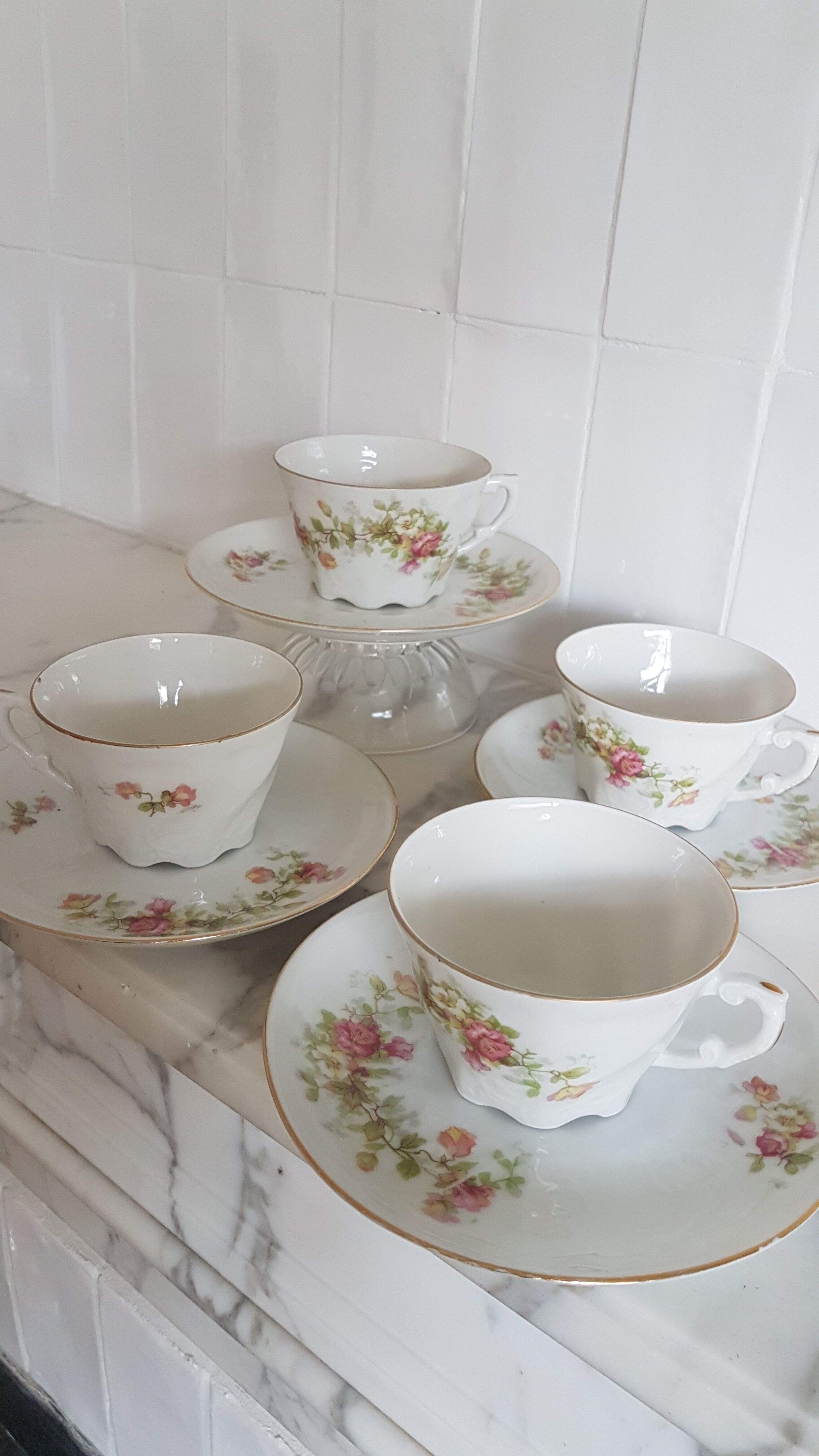 Tea service 4 cups of fine porcelain