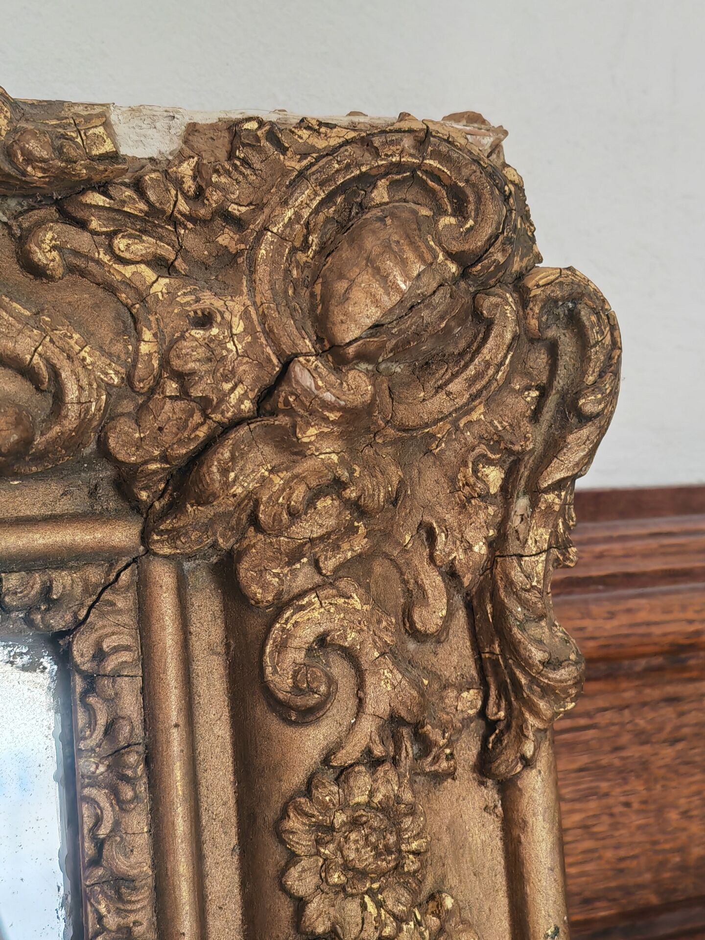 Large gilded mirror from the 19th century.