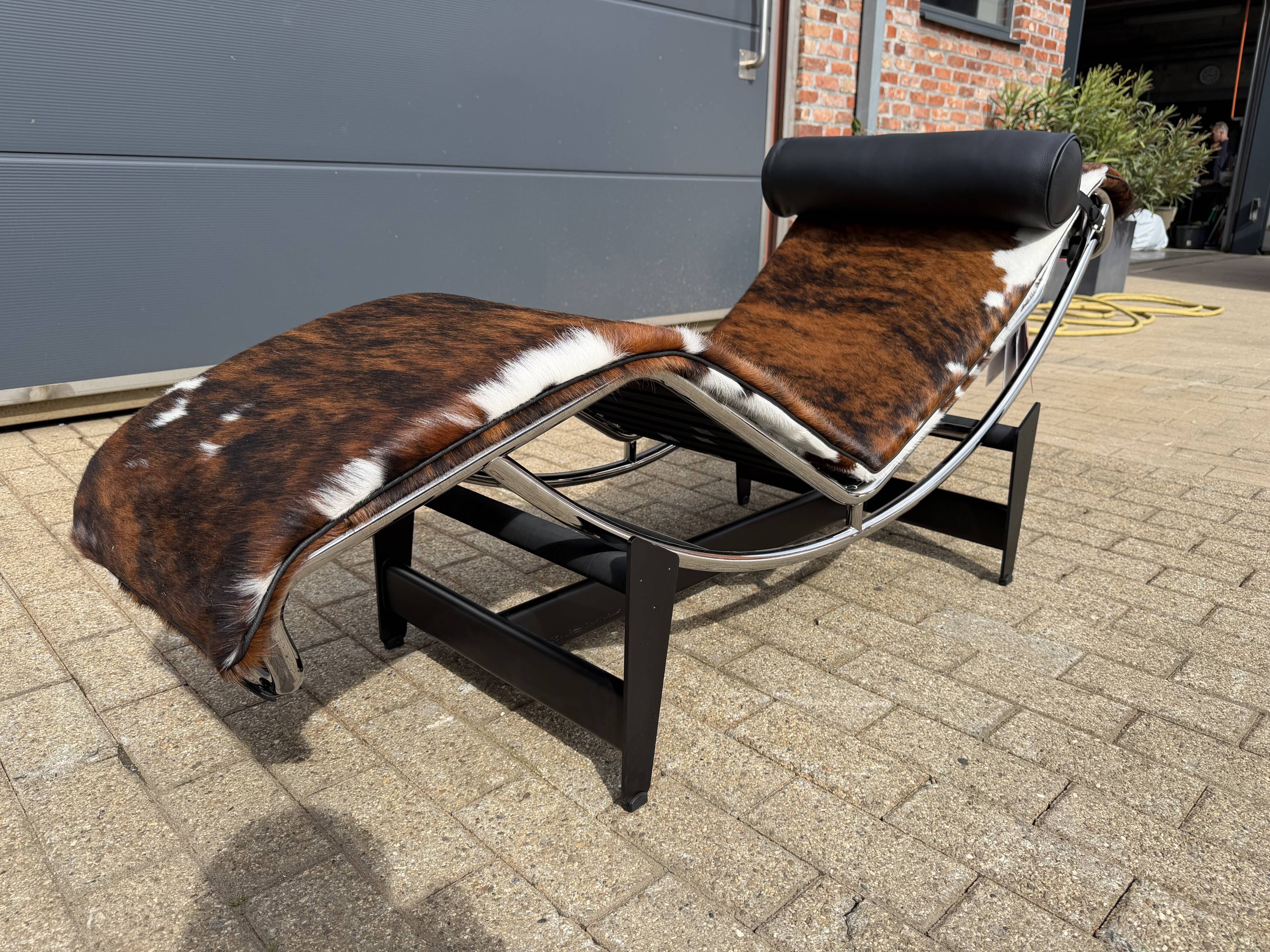 Cassina lc4 le corbusier original in cowhide new in its box