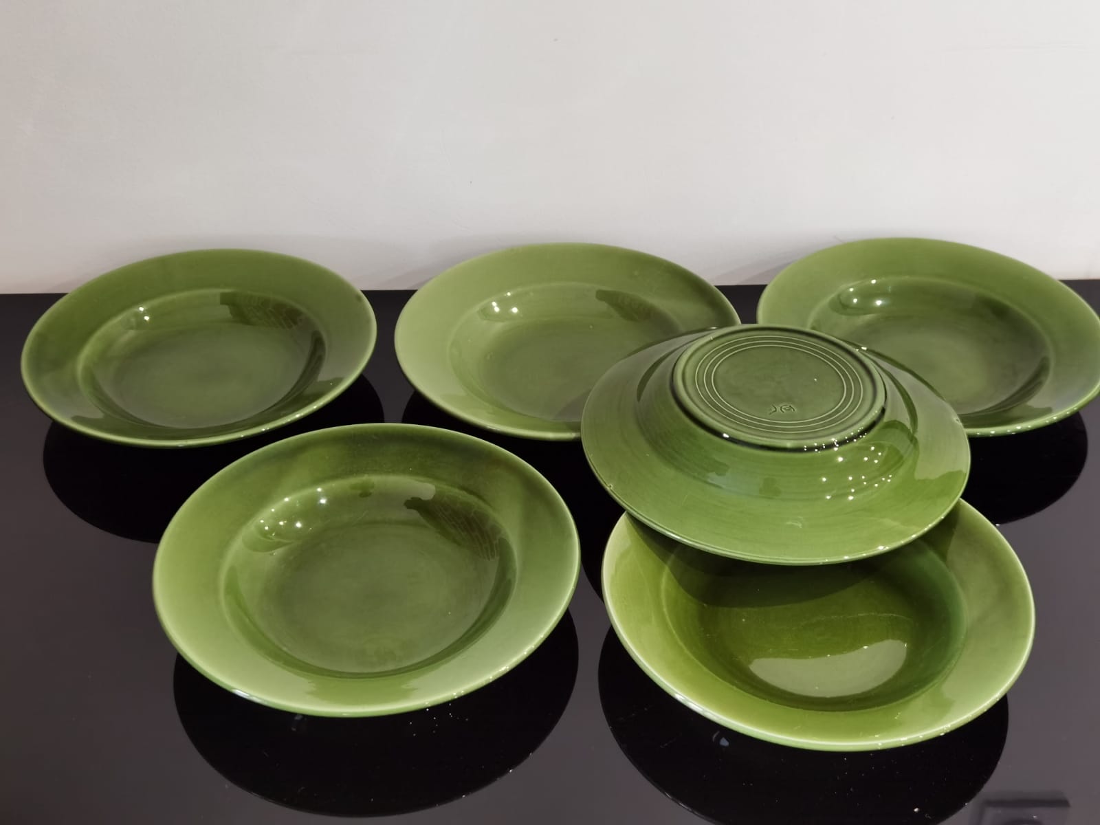 Hollow plates in glazed glazed ceramic green