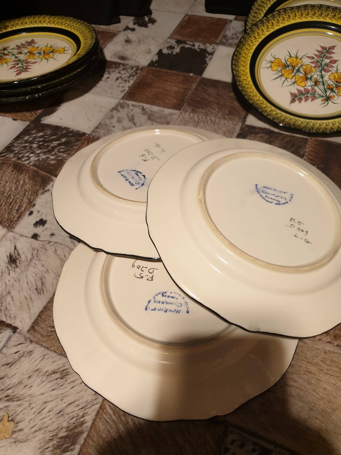 Decorative plate old collection henriot quimper france.decor .les genêts.signed.diameter 25 cm