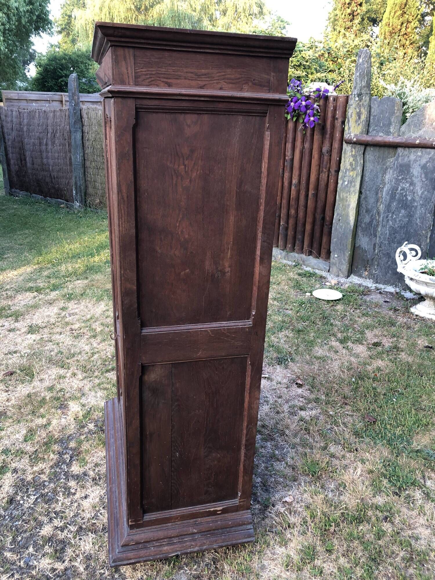 Armoire vintage parisienne à 1 porte vitrée en chêne massif.