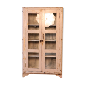 Ancienne vitrine en teck birman patine blanche-écrue