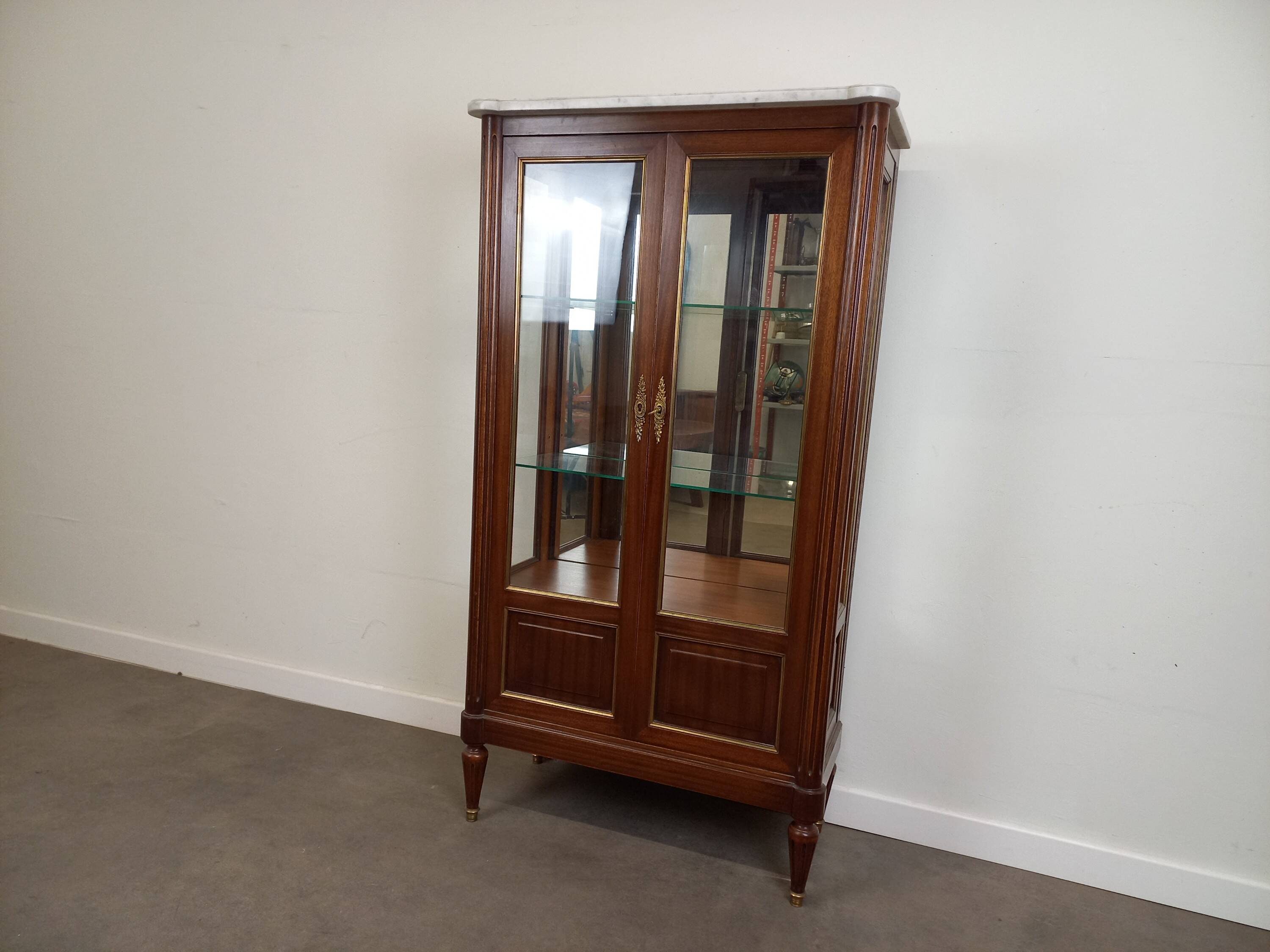Vitrine de style Louis XVI