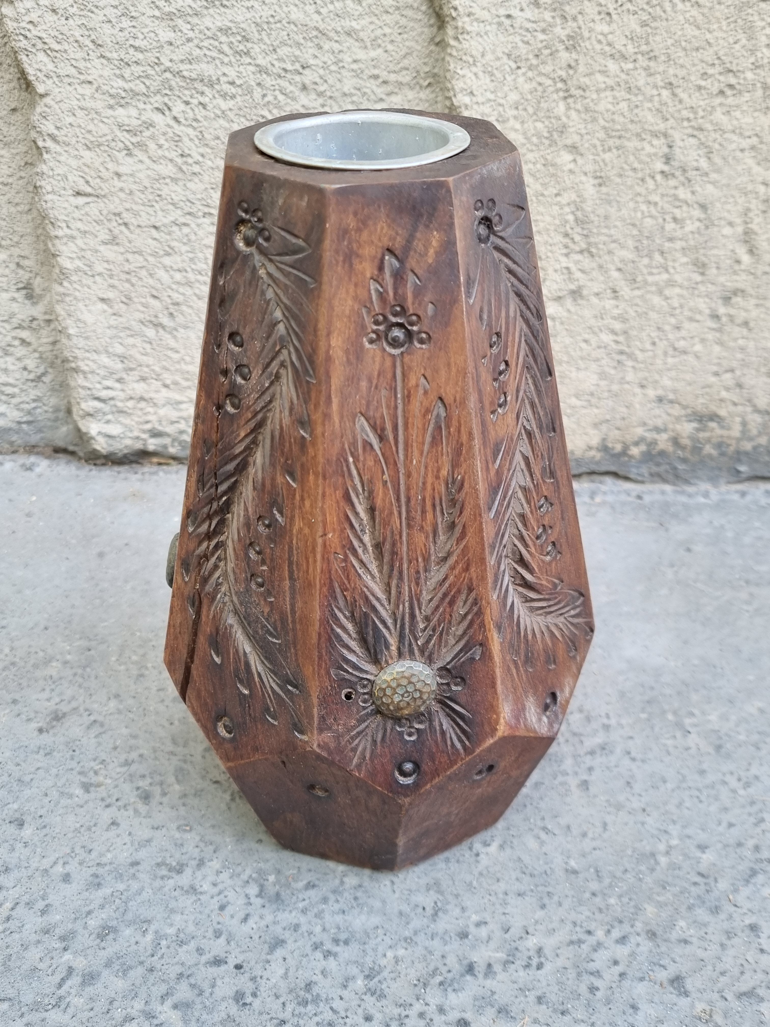 Vase en bois art populaire