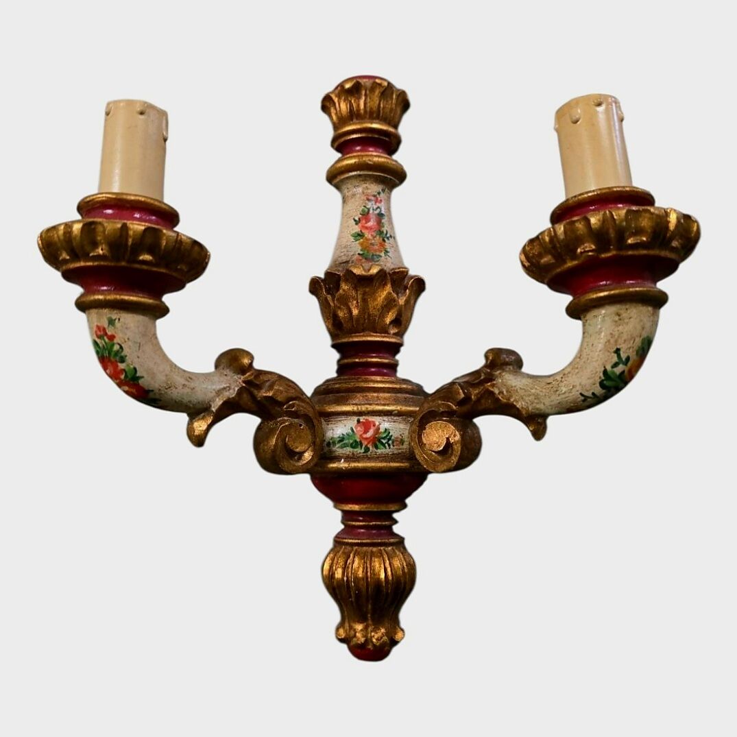 Paire d'appliques Louis XV en bois sculpté et polychrome – XIXe