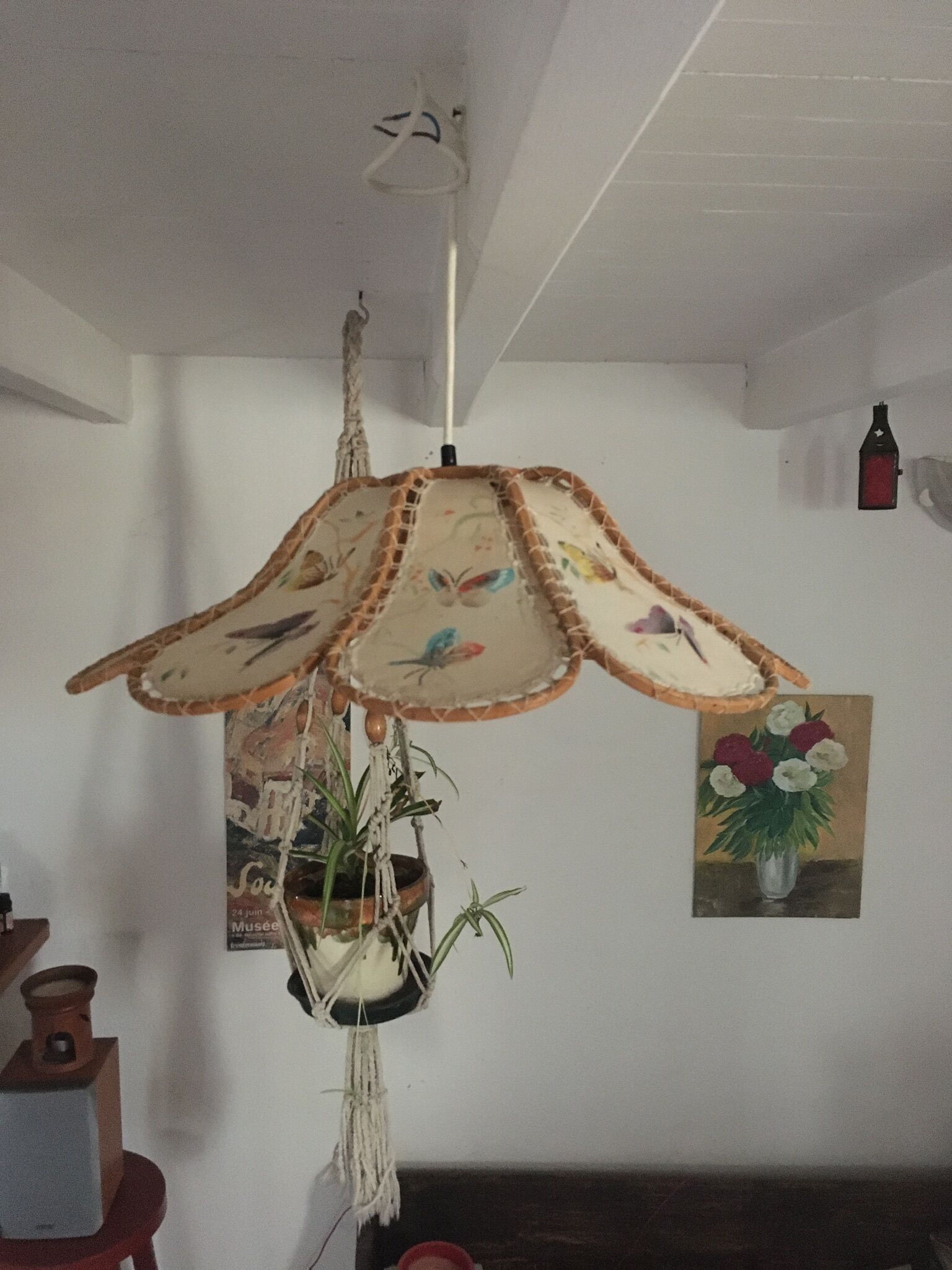 Suspension flower fabric and wood.