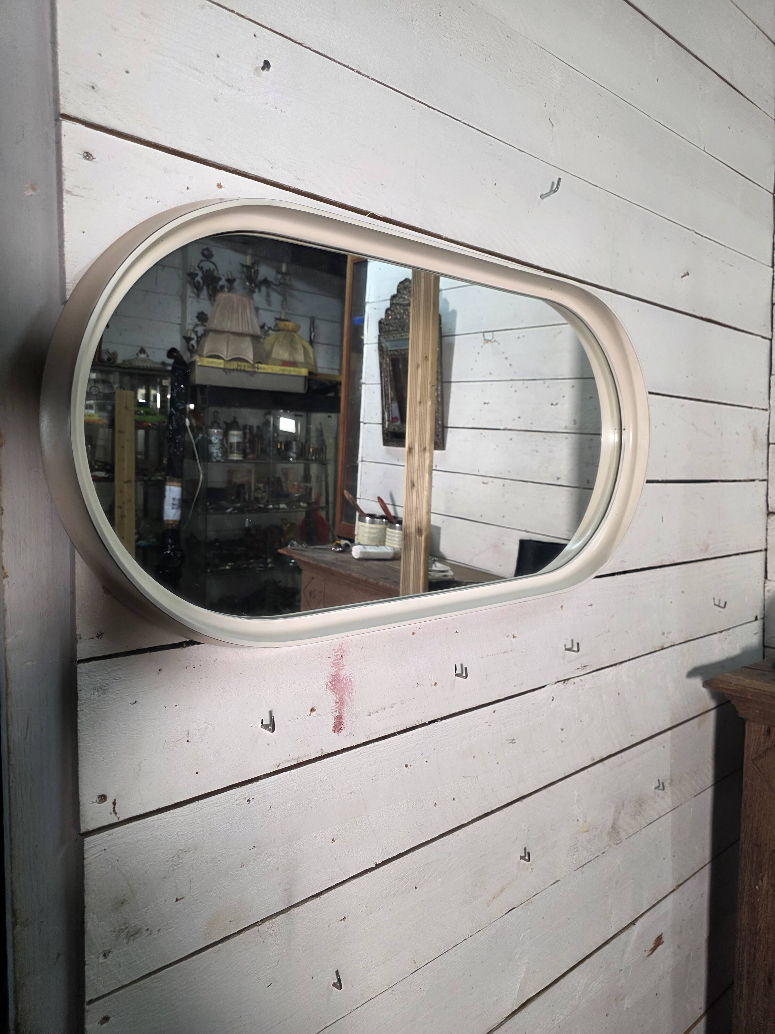 Oval mirror in white lacquer from the 1970s.