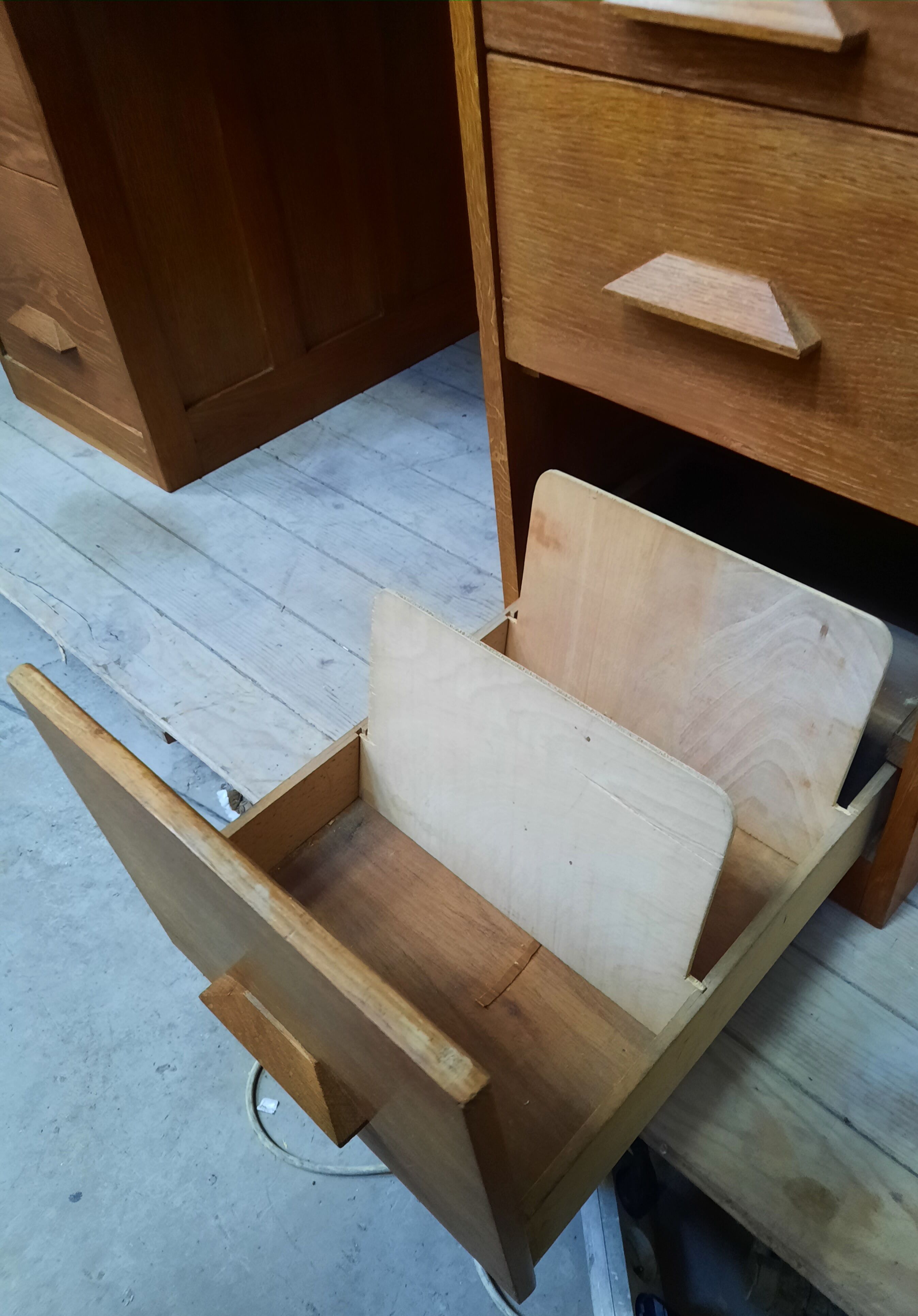 Bureau à caisson d'administration en chêne