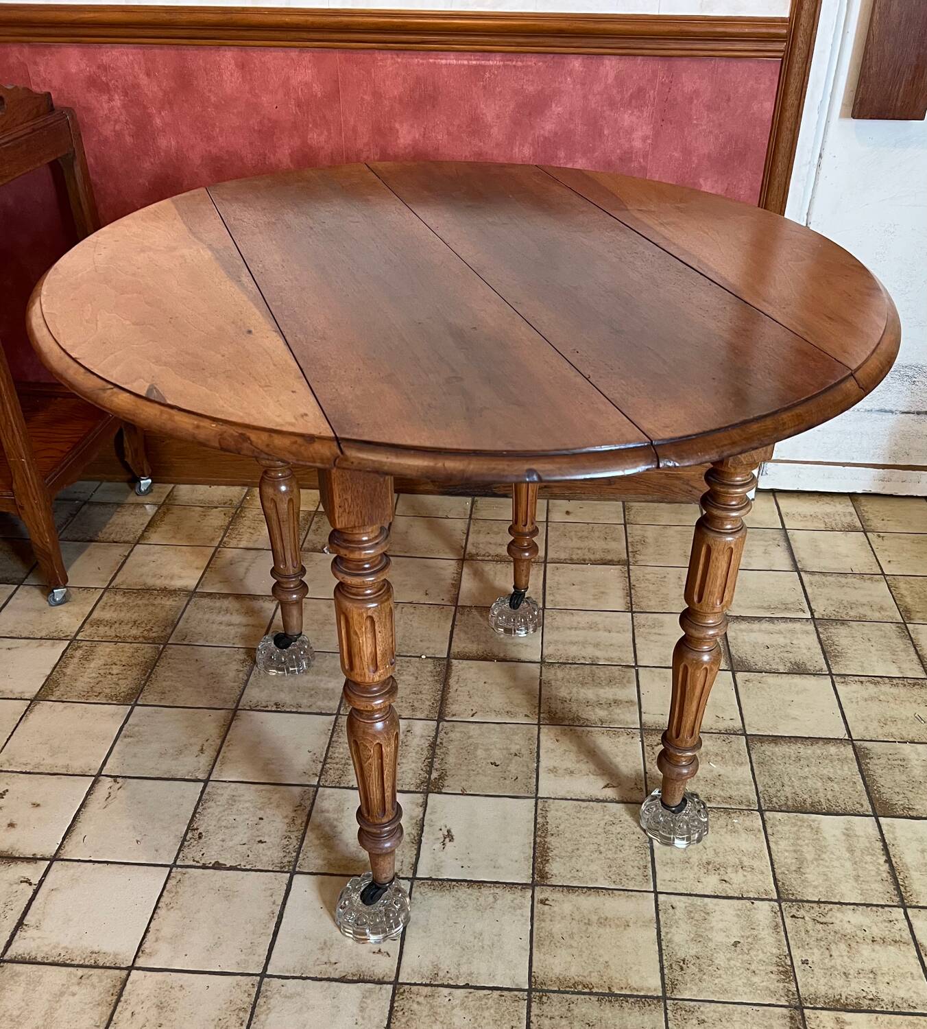 Folding round wooden table