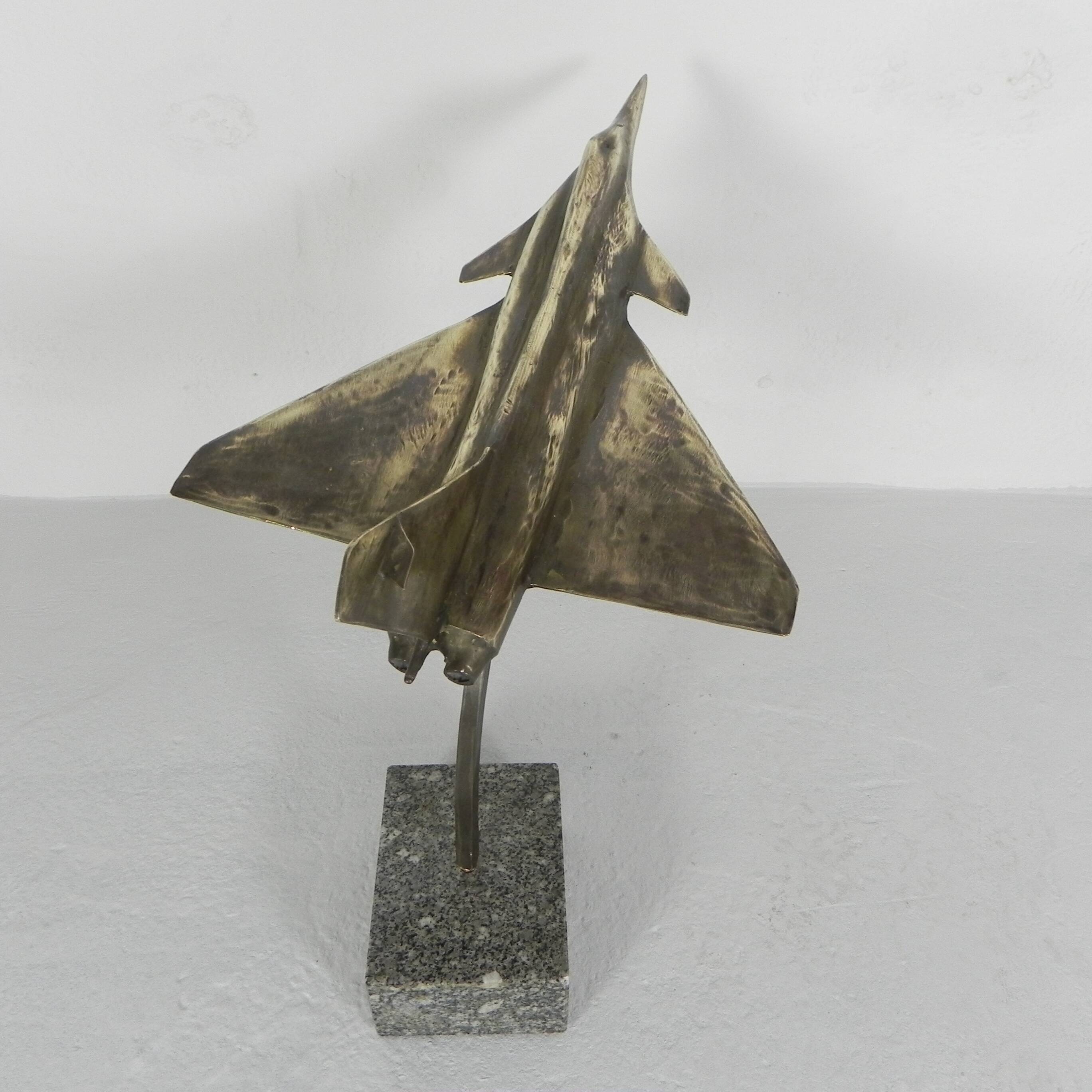Sculpture en laiton d'un avion de chasse par François Melin