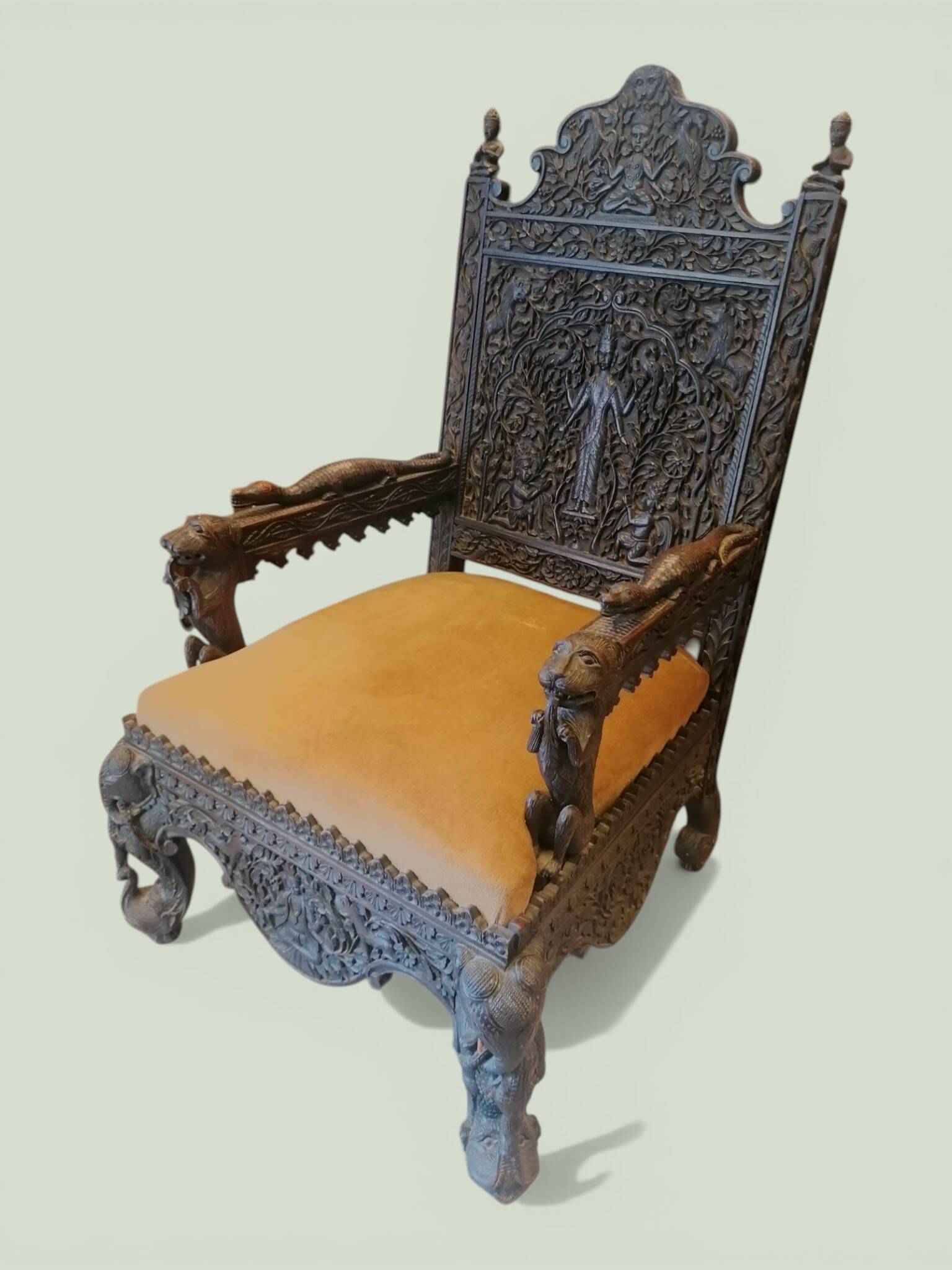 Indian throne chair in carved red wood - Buddhist / Hindu.