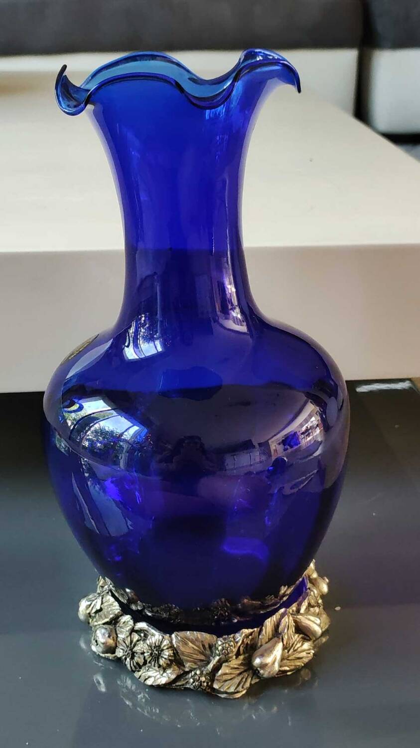 Corolle shaped vase in blown Art glass/Arte Murano Kristall Mery. Cobalt blue on a silver metal-look floral base. Dim 26 x 14 cm